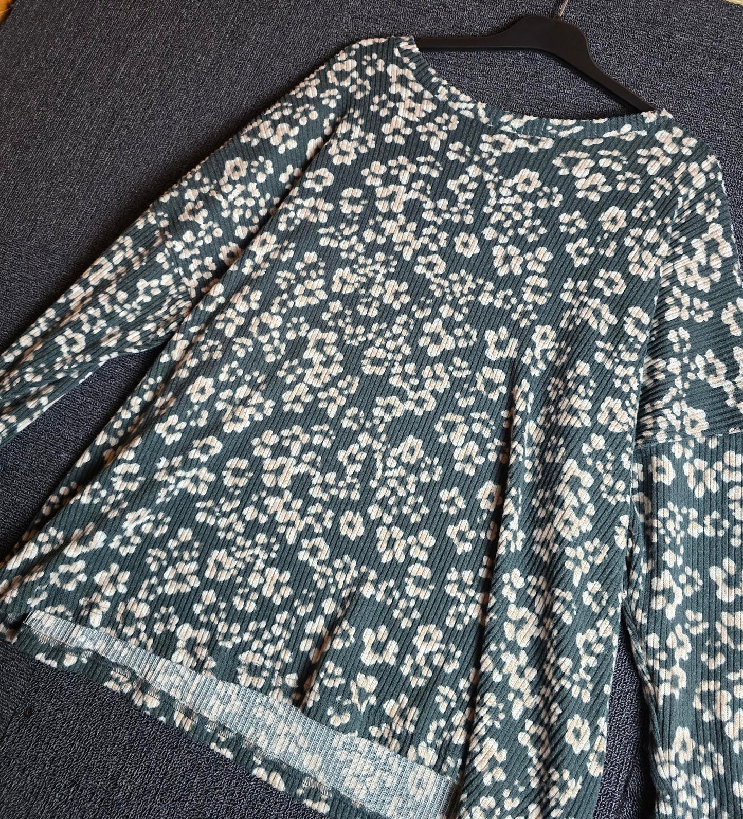 Nutmeg Green & Pale Pink Floral Ribbed Fleeced Jumper – Size 22 – Cosy & Relaxed