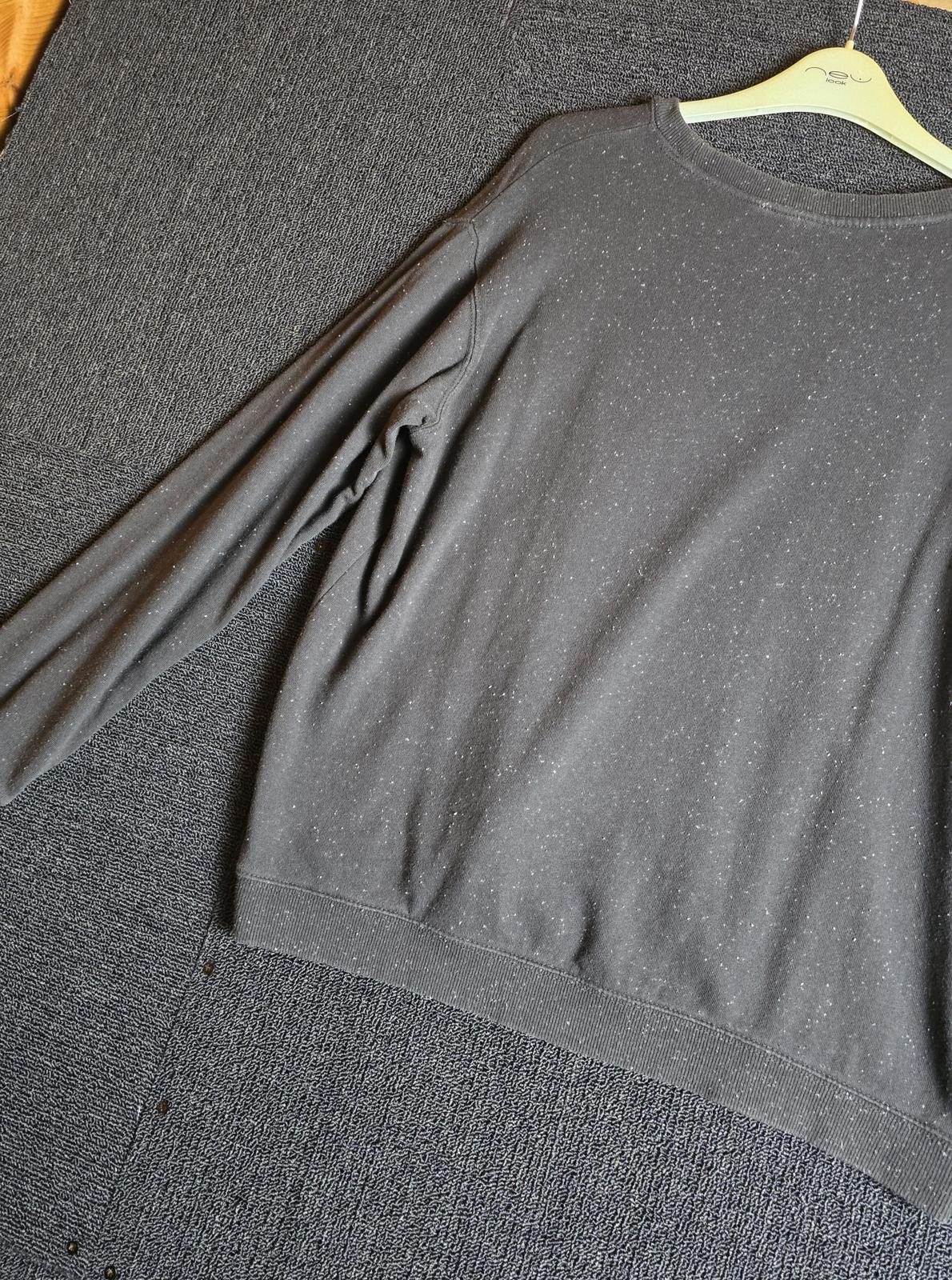 H&m grey sweater Size 10/12 print causal