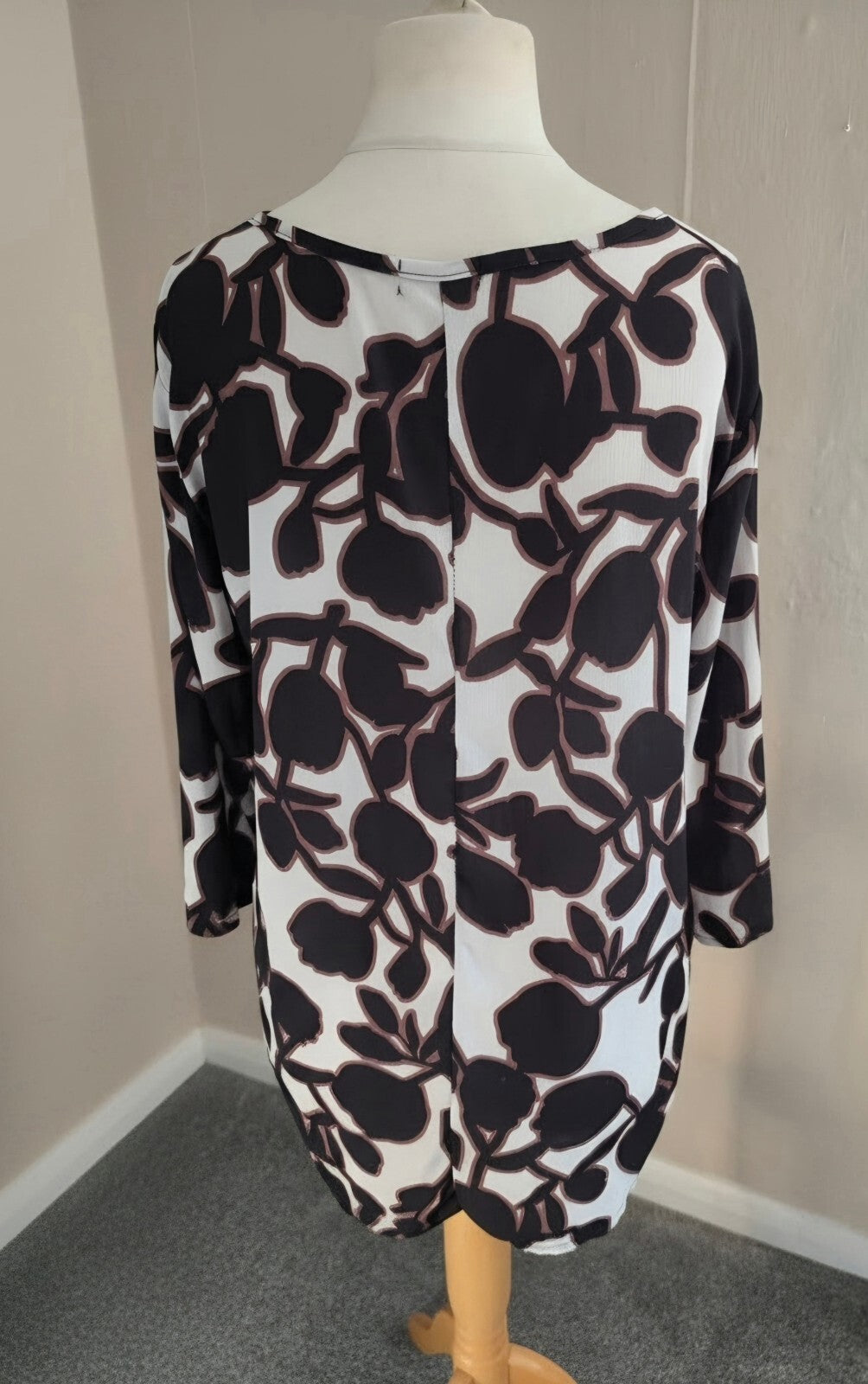 La Femme Black & Cream Floral 3/4 Sleeve Dip-Hem Blouse L (Size 14-16)