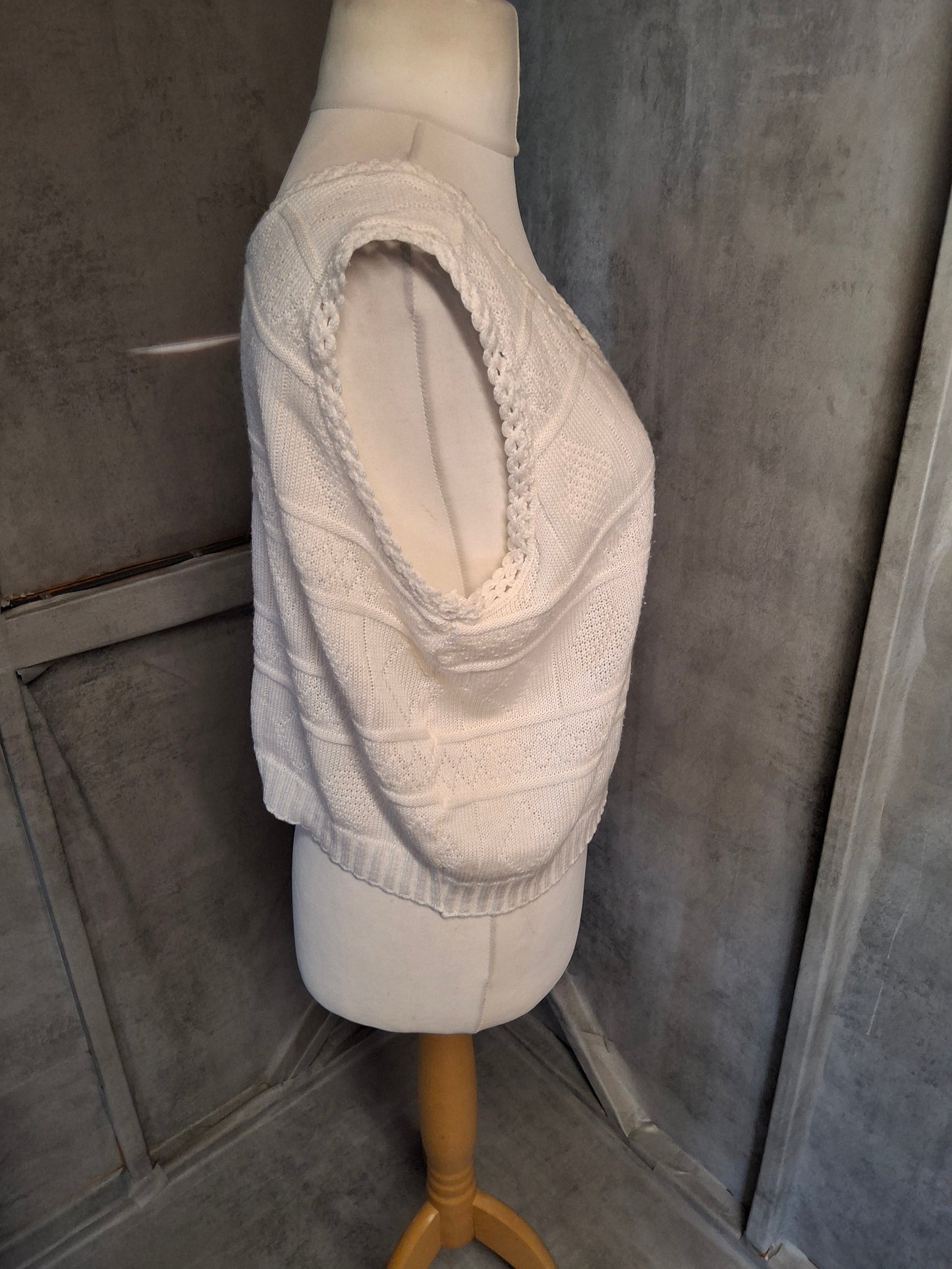 Handmade White Knit Tank Top β Cropped Sleeveless