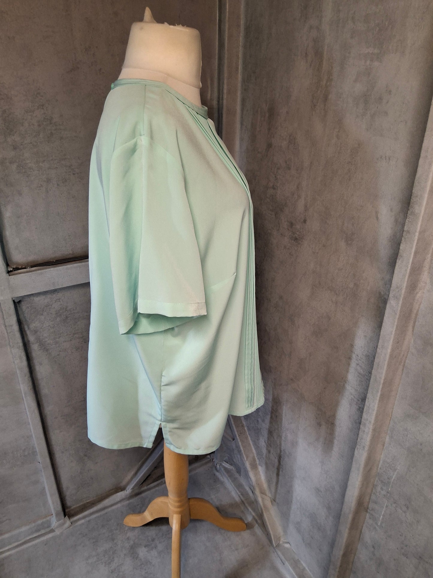 Victoria Layne Mint Green Blouse – Size 24 – Pintuck Front – 100% Polyester