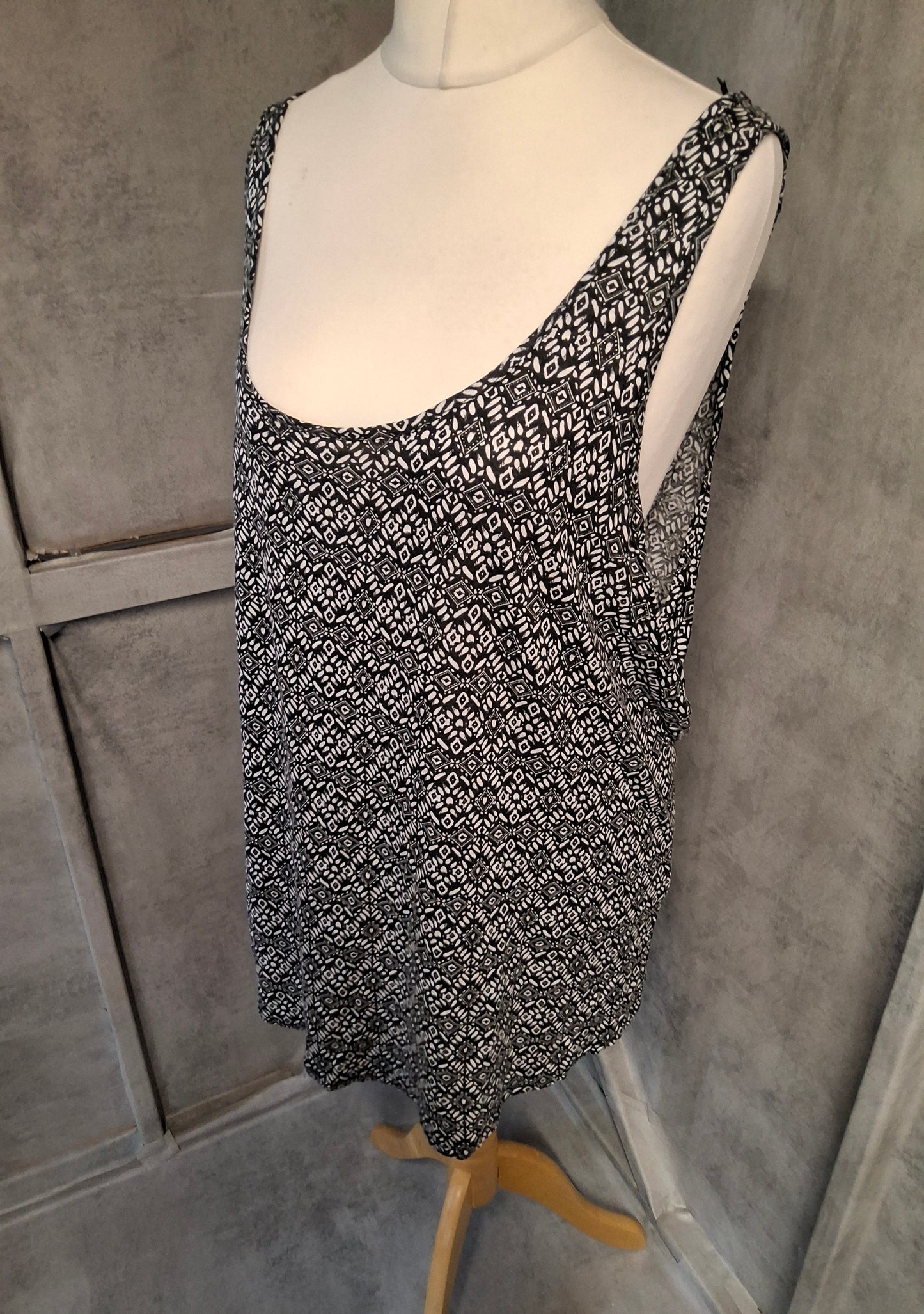 George Black & White Aztec Print Sleeveless Vest Top – Size 24 – 100% Viscose