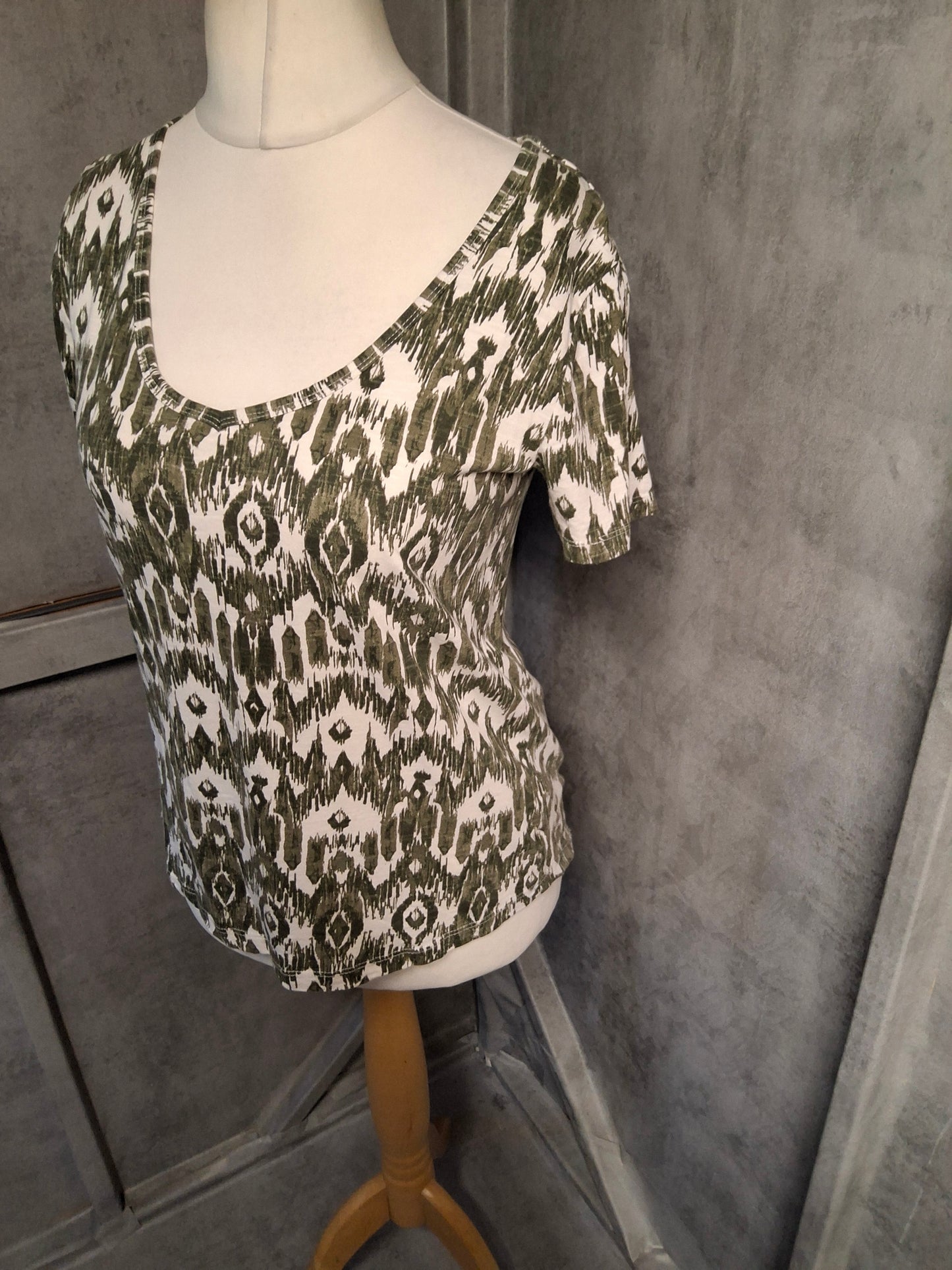 Nutmeg Green Patterned V-Neck T-Shirt – Size 8