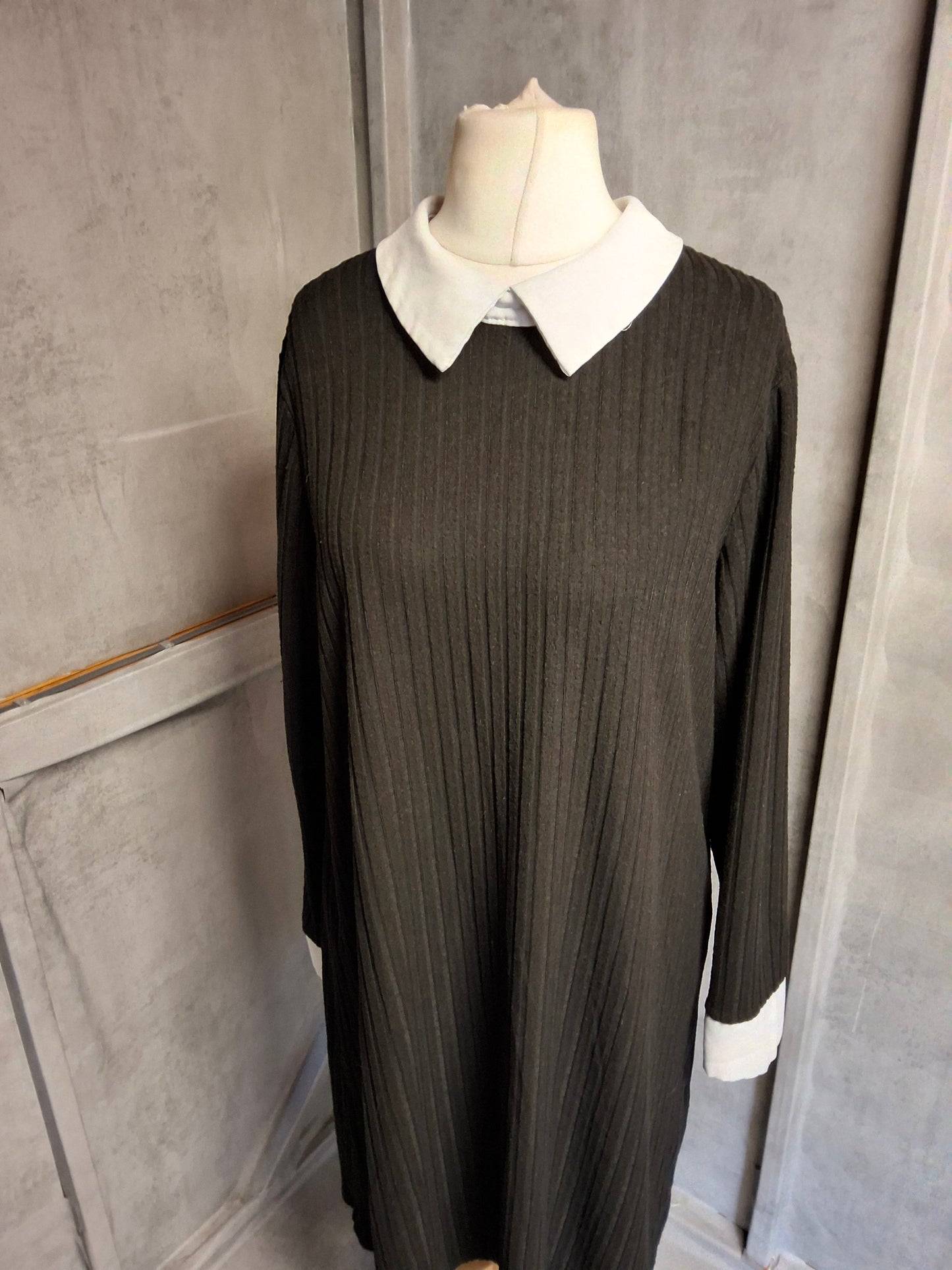 Emery Rose Black Knitted Midi Dress β Size 0XL (UK size 16) β White Collar Detail