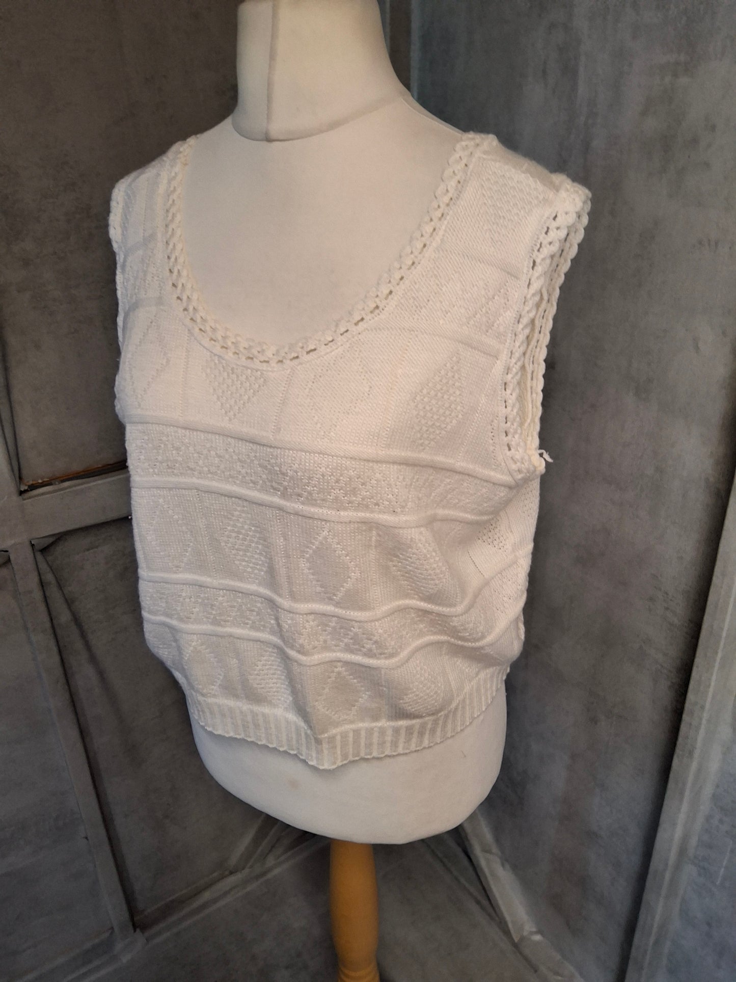 Handmade White Knit Tank Top β Cropped Sleeveless