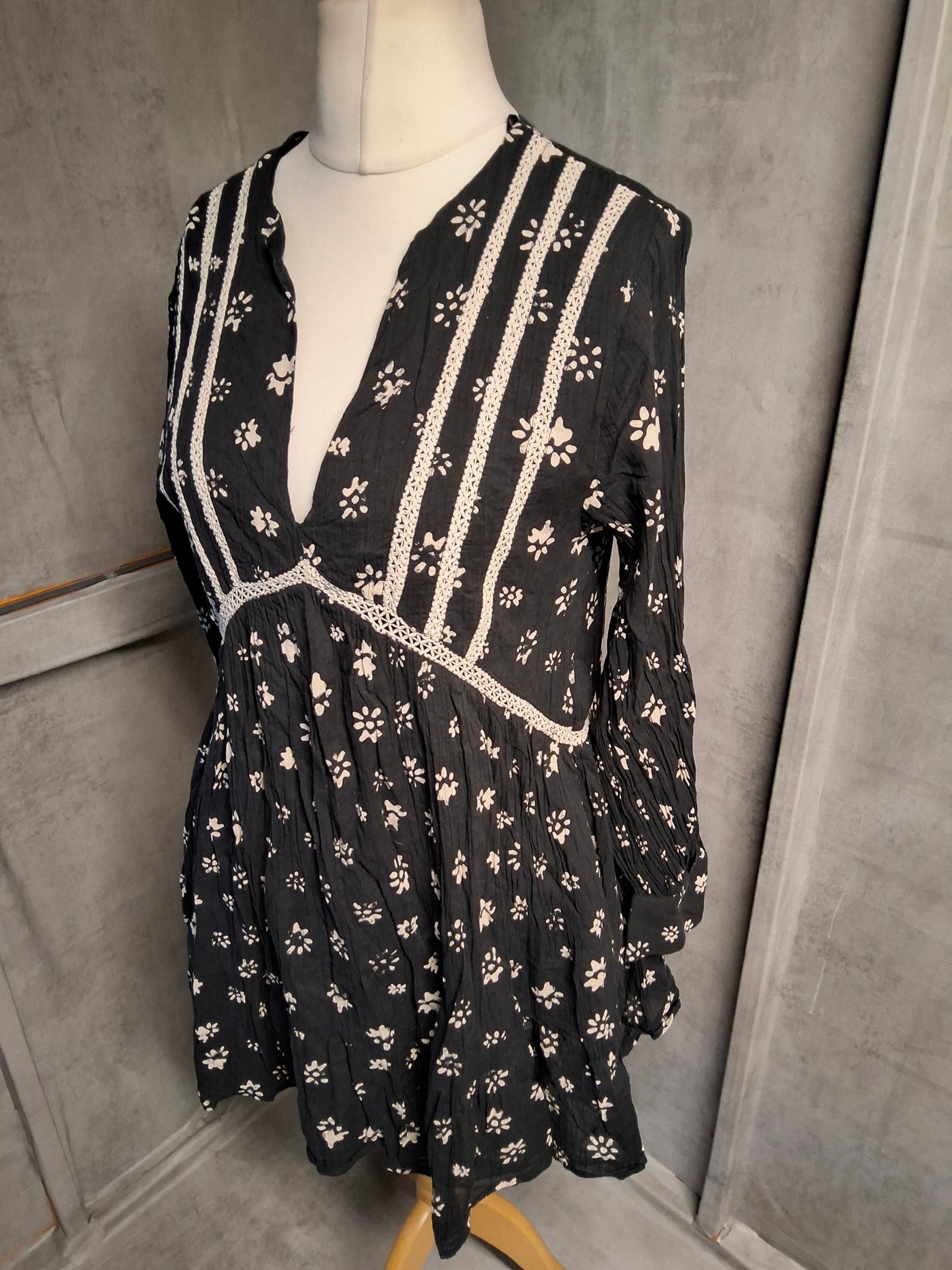 Zara Black & White Patterned Mini Dress β Size M (UK size 10/12) β Long Sleeve V-Neck