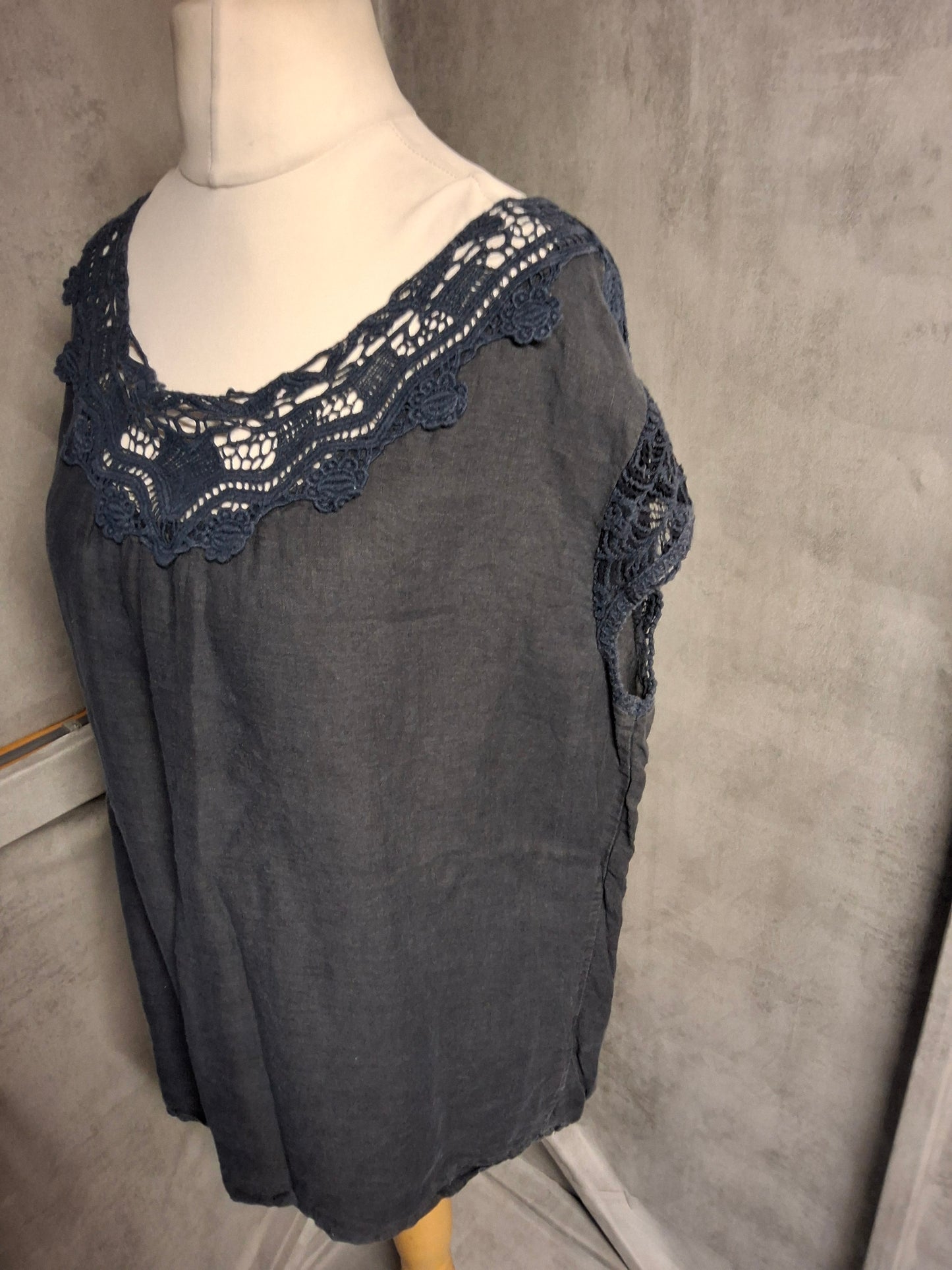 Ambra Navy Blue Linen Top – One Size (UK 14–18) – Crochet Lace Detail – 100% Linen – Relaxed Fit