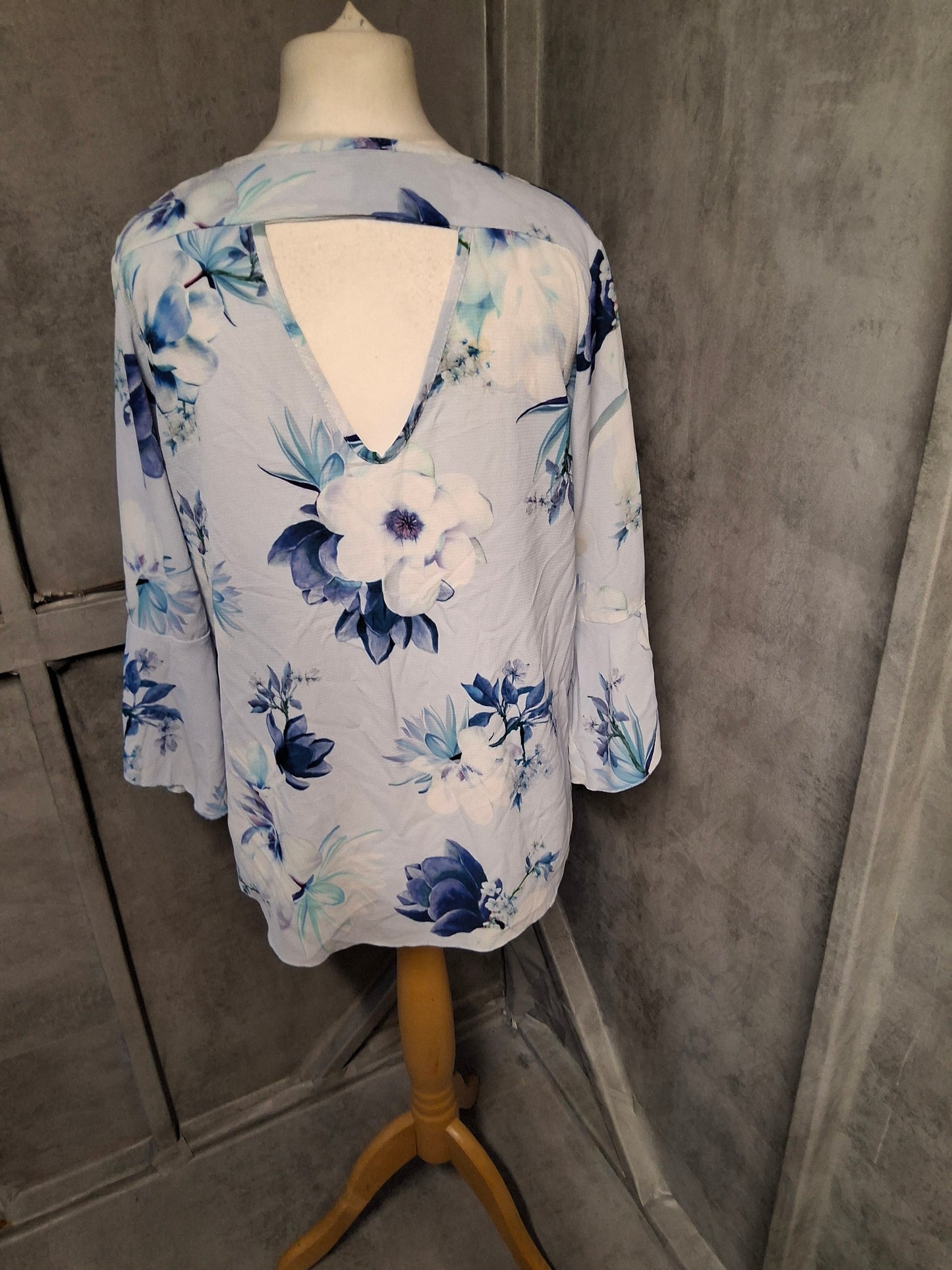 Quiz Light Blue Floral Flared Top – Size 12 – ¾ Sleeve Cutout Back Blouse