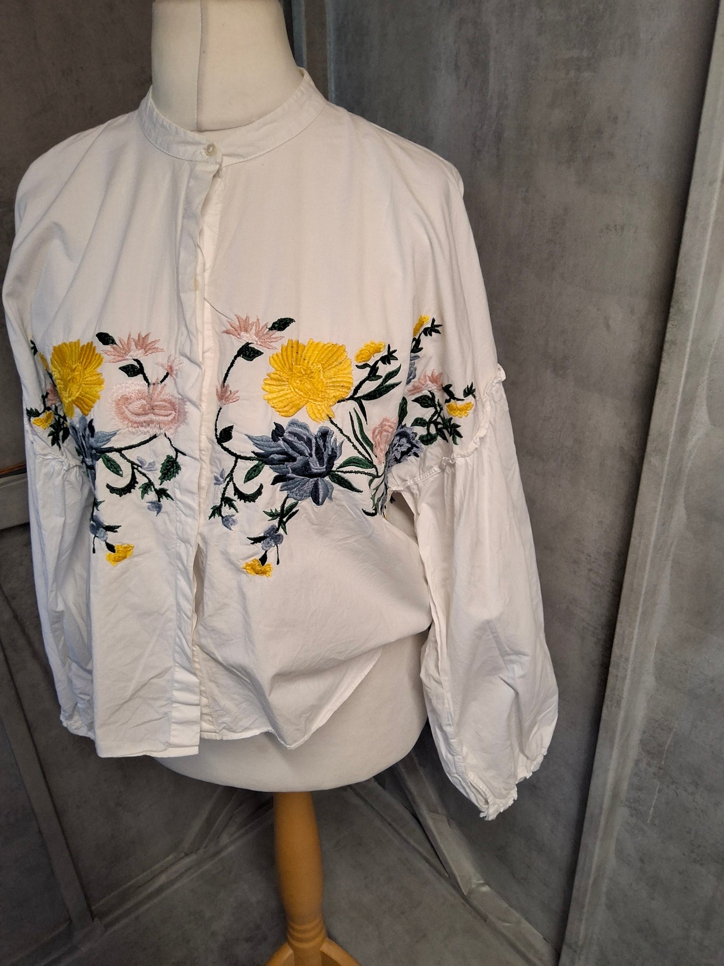 Zara White Embroidered Floral Shirt β 100% Cotton β Long Sleeve L size 12/14
