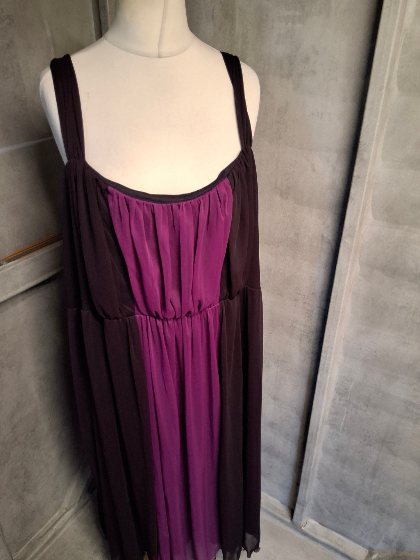 Lilly & Rose Two-Tone Purple Pleated Formal Dress – Size 28 – Evening Elegance