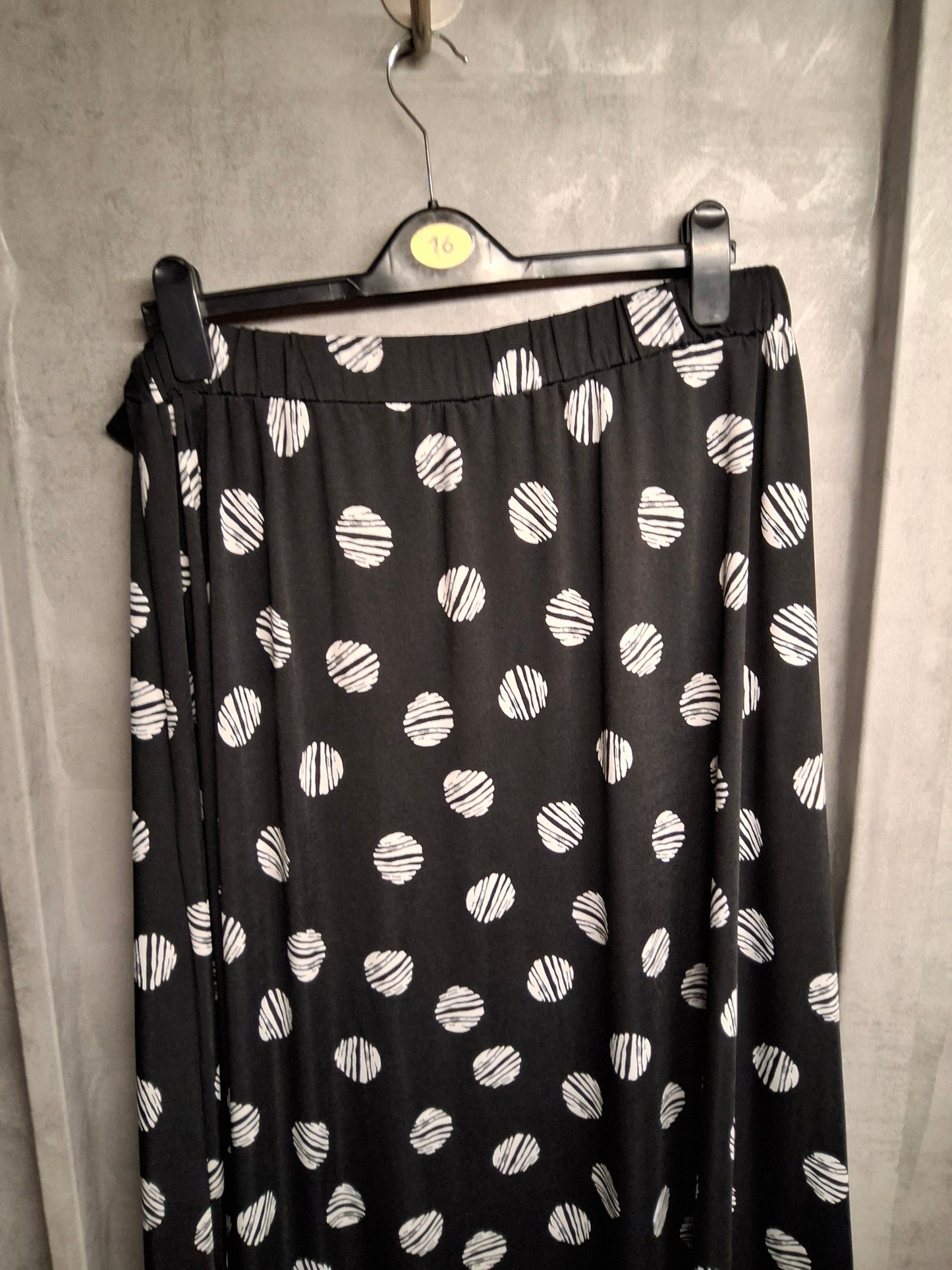 Bonmarché Black & White Polka Dot Midi Skirt – Size 18 – Belted Waist – Flowy & Comfy