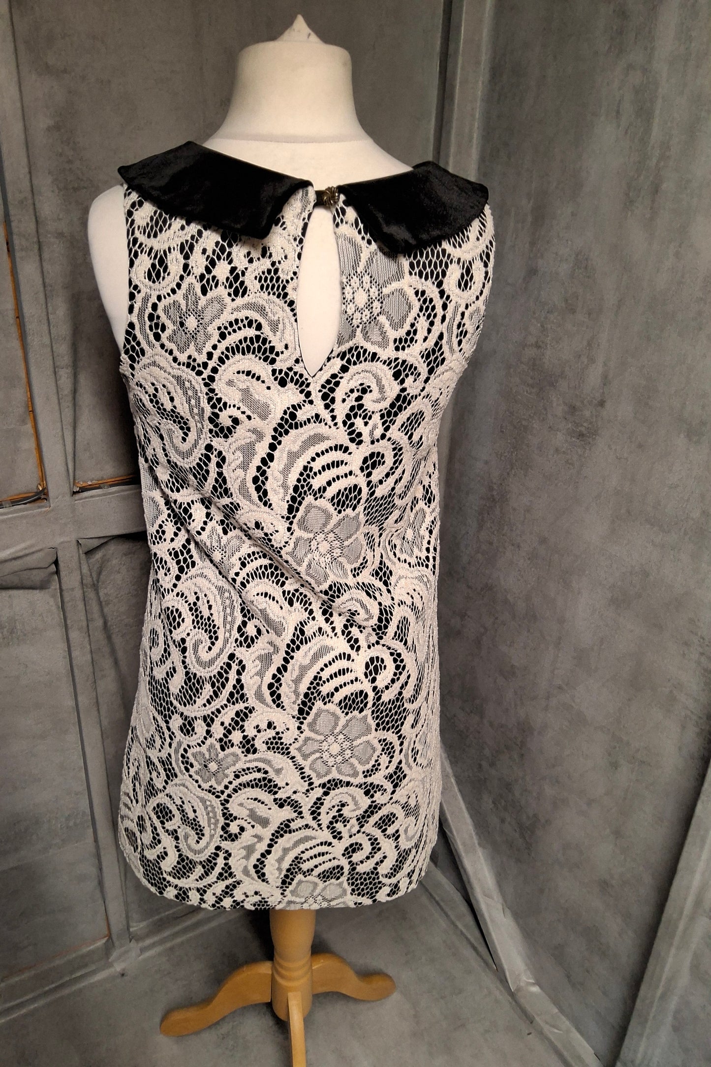 Topshop Black & White Lace Mini Dress with Velvet Collar ā Size 10 ā Chic Retro Style
