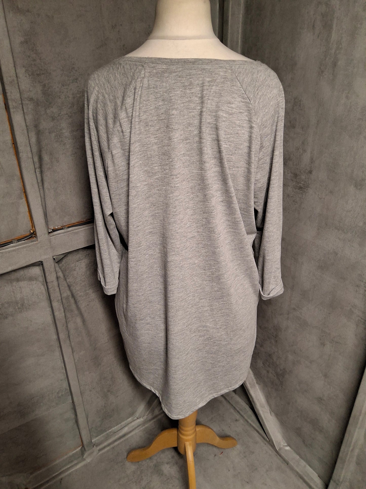 Tu Grey Floral Bird Print Top – Size 18 – Relaxed Fit ¾ Sleeve