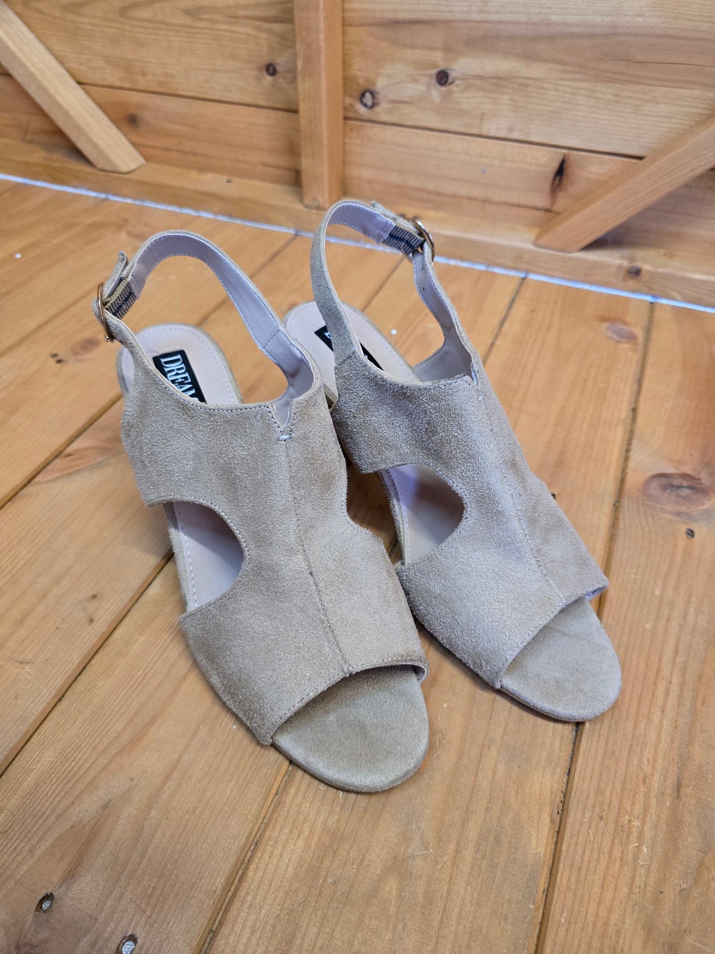 DreamPairs Beige Suede Block Heel Sandals ā UK 8