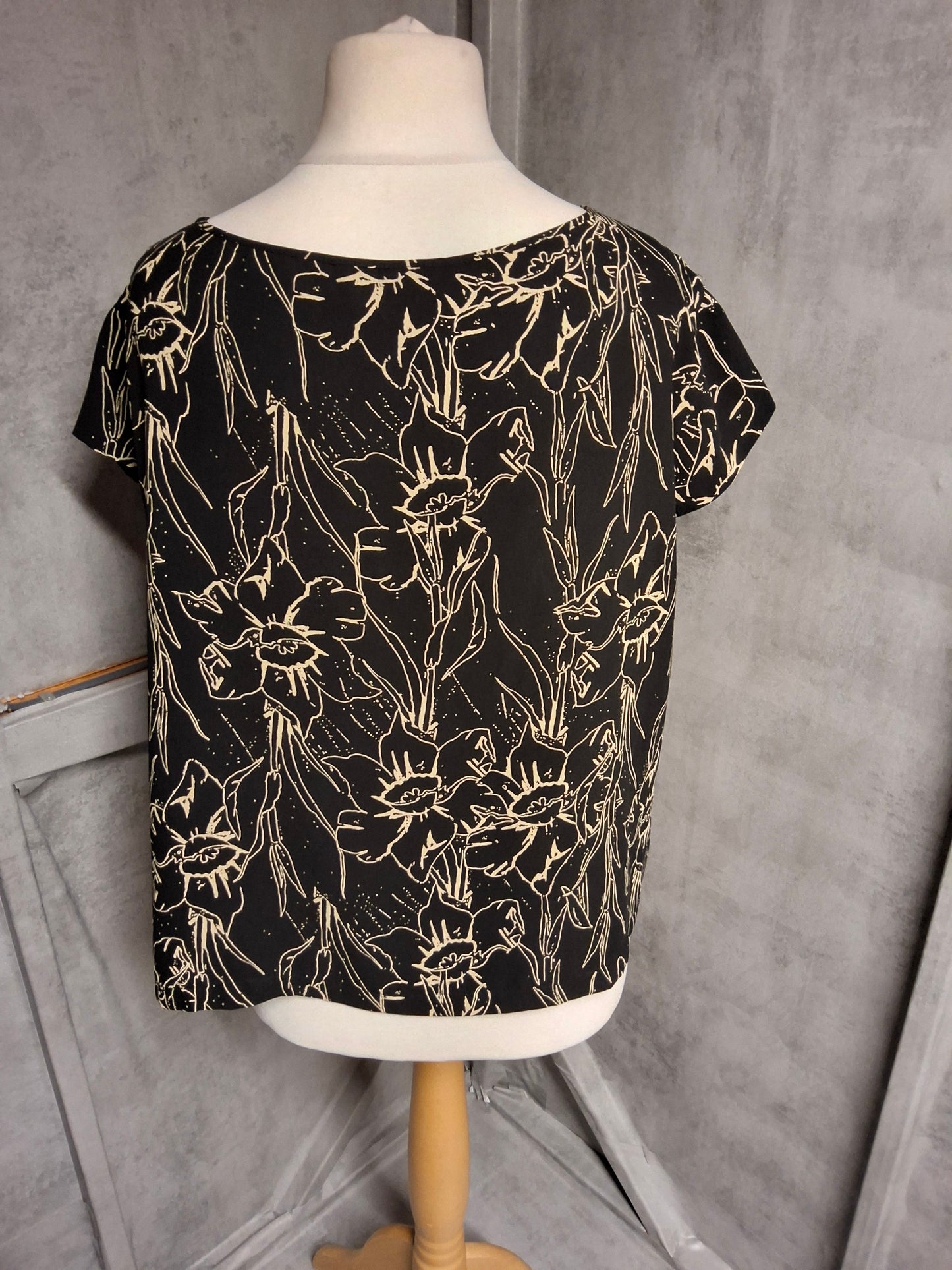 Windsmoor Black & Beige Floral Lined Top – Size 20