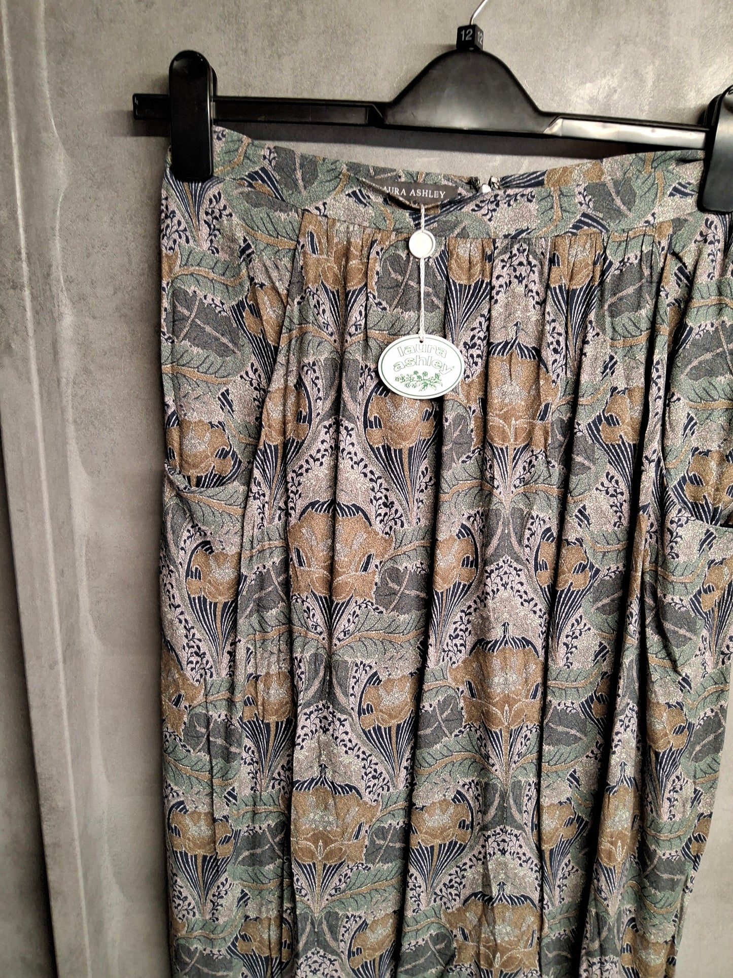 Laura Ashley Green Grey Floral Print Skirt ā Size 12 ā Viscose Lined