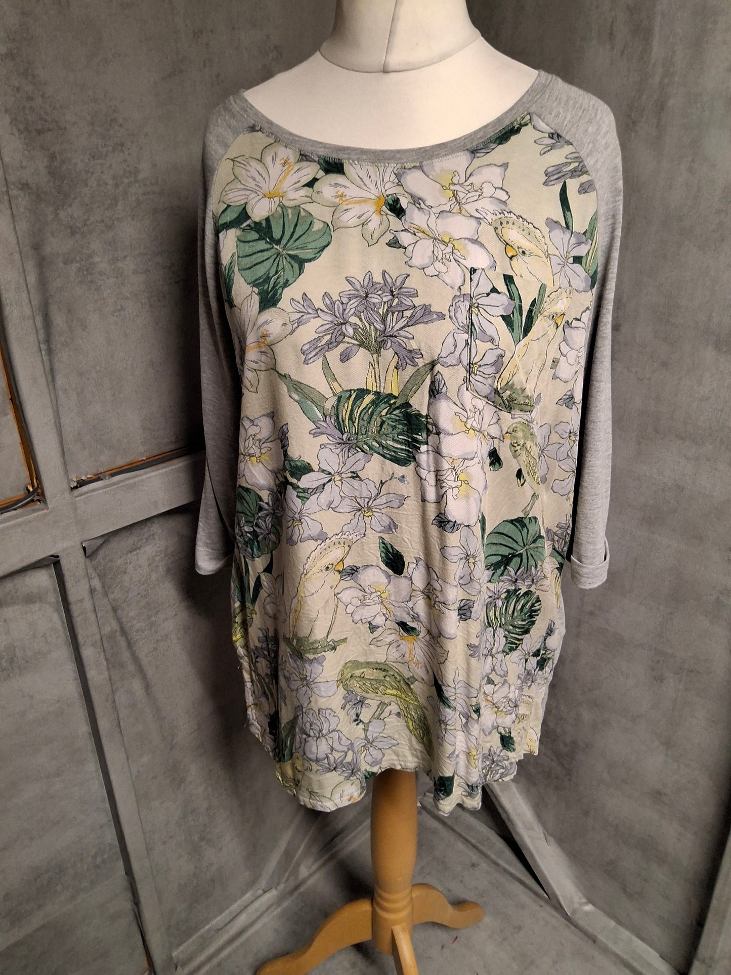 Tu Grey Floral Bird Print Top – Size 18 – Relaxed Fit ¾ Sleeve
