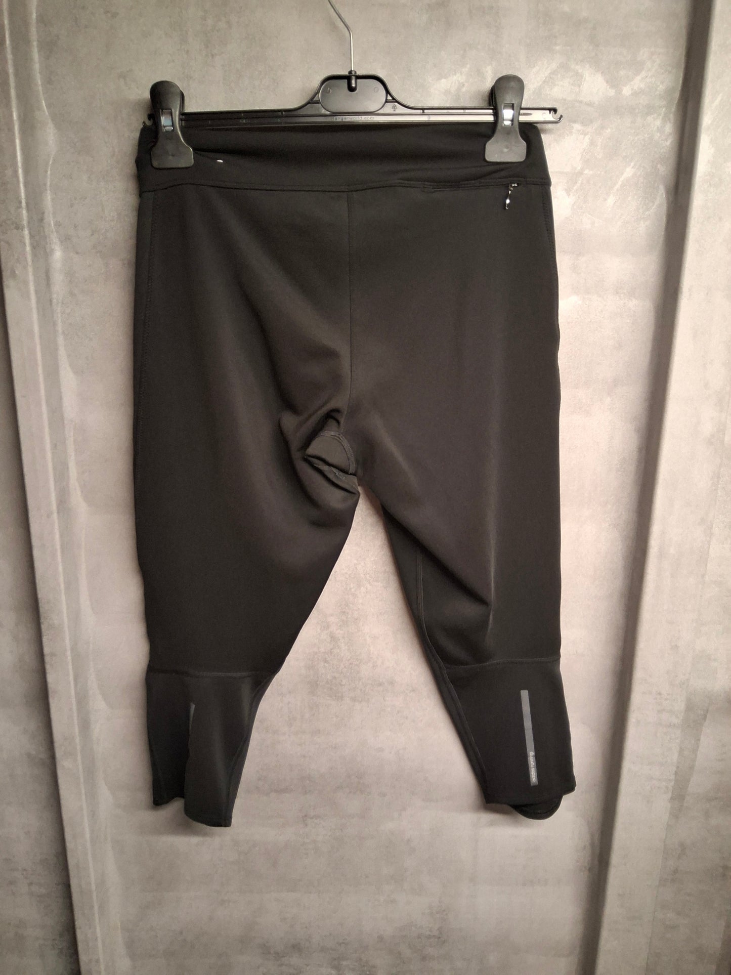 Adidas Black Cropped Gym Leggings – Size S (size 8–10) – Sporty & Sleek