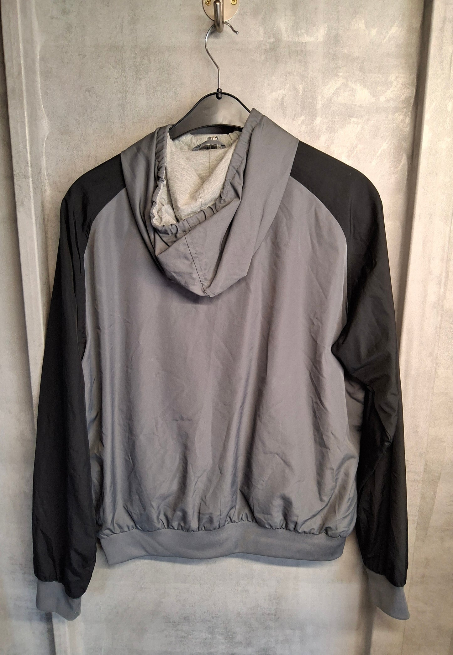 Nike Black & Grey Hooded Zip-Up Jacket – Size L – Sporty & Street-Ready