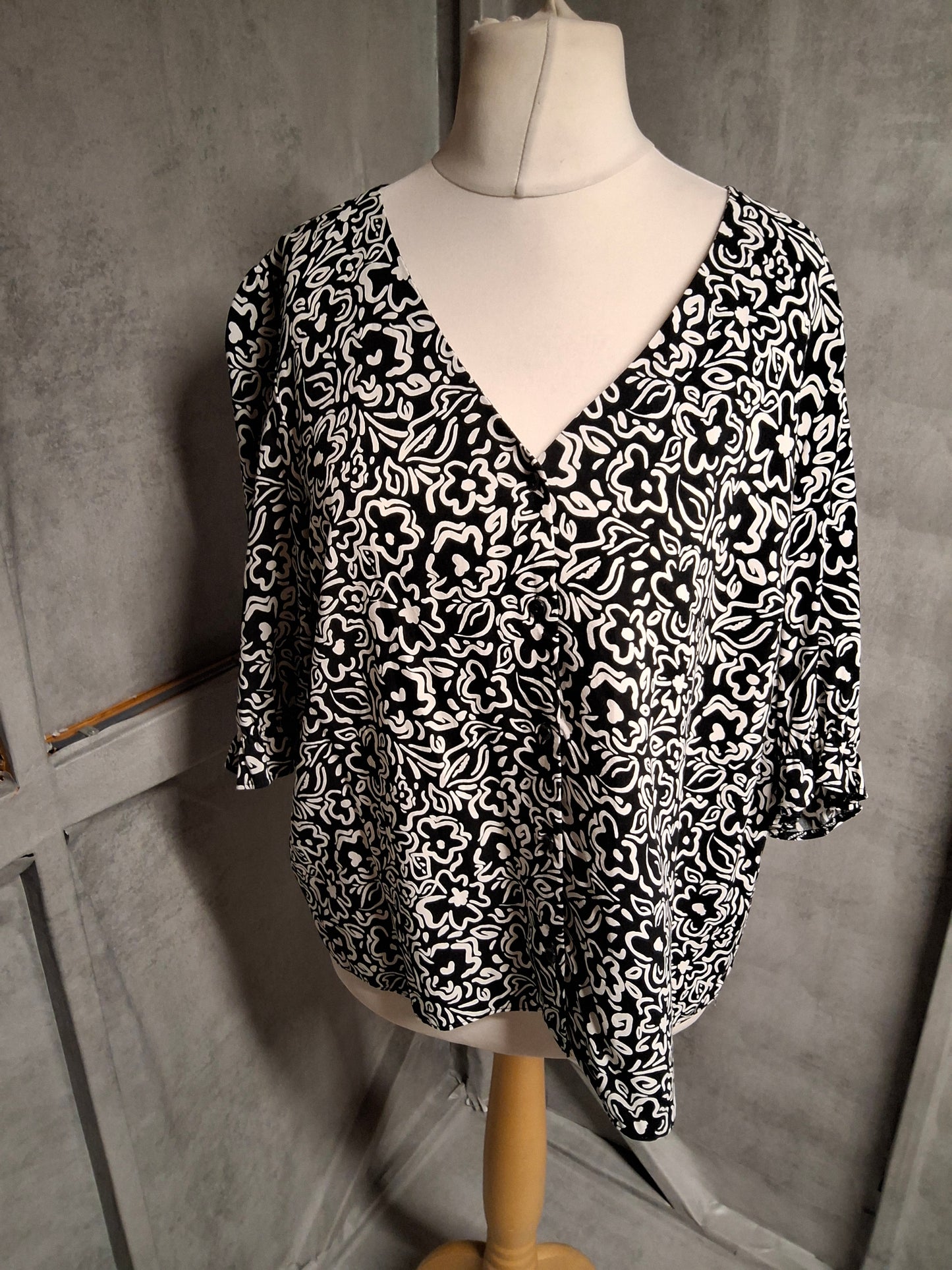 New Look Black & White Floral V-Neck Blouse – Size 16