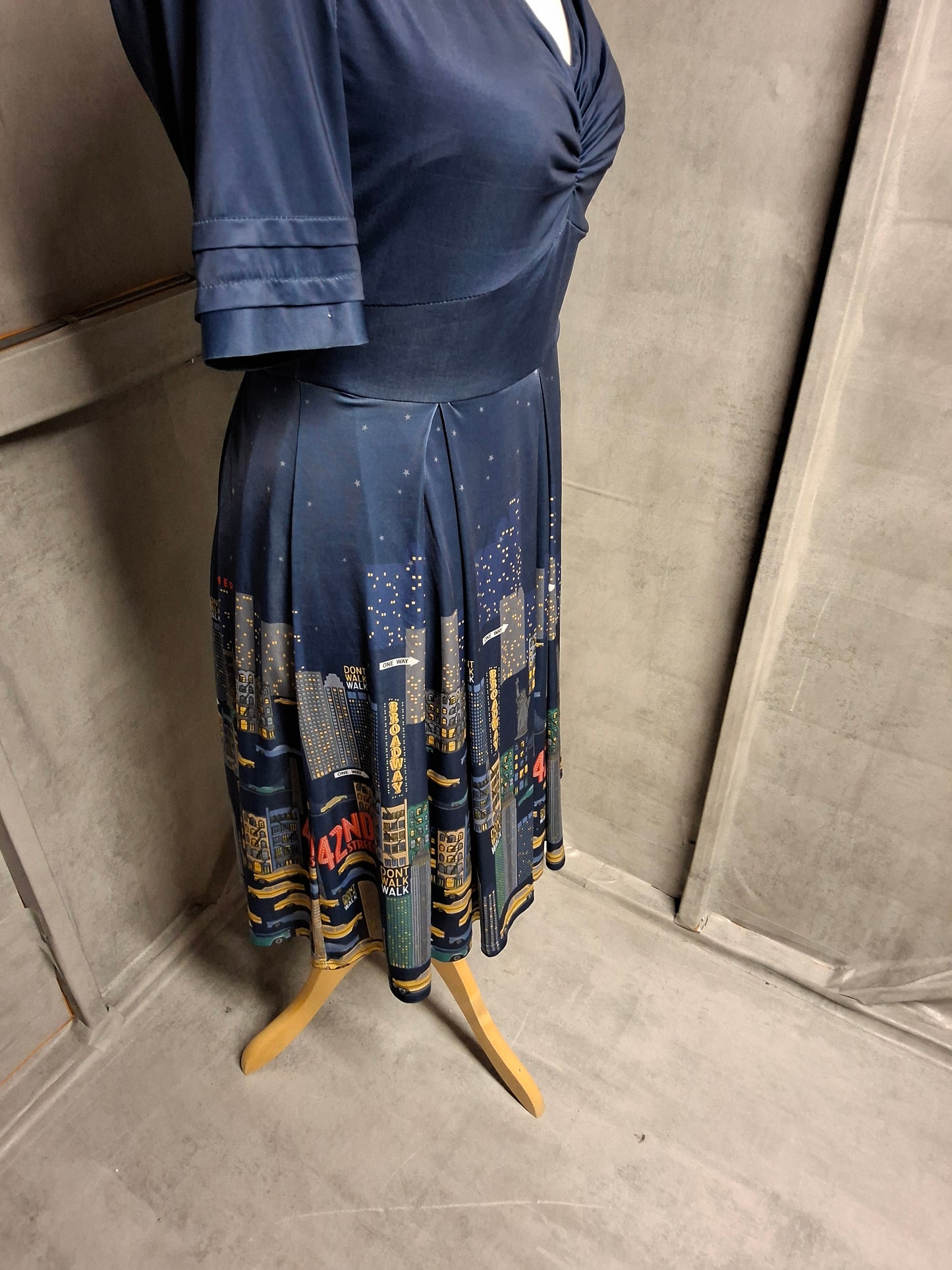 Lindy Bop Navy New York Print Midi Dress ā Size 10 ā Ruched Bust & Lined