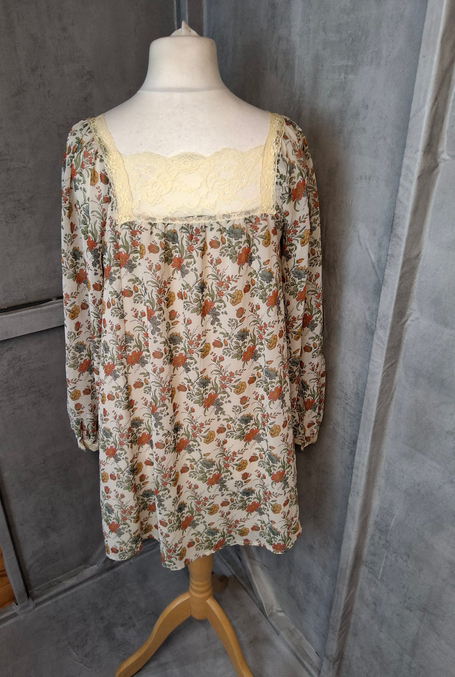 Topshop Floral Lace Trim Long Sleeve Mini Dress ā Size 10