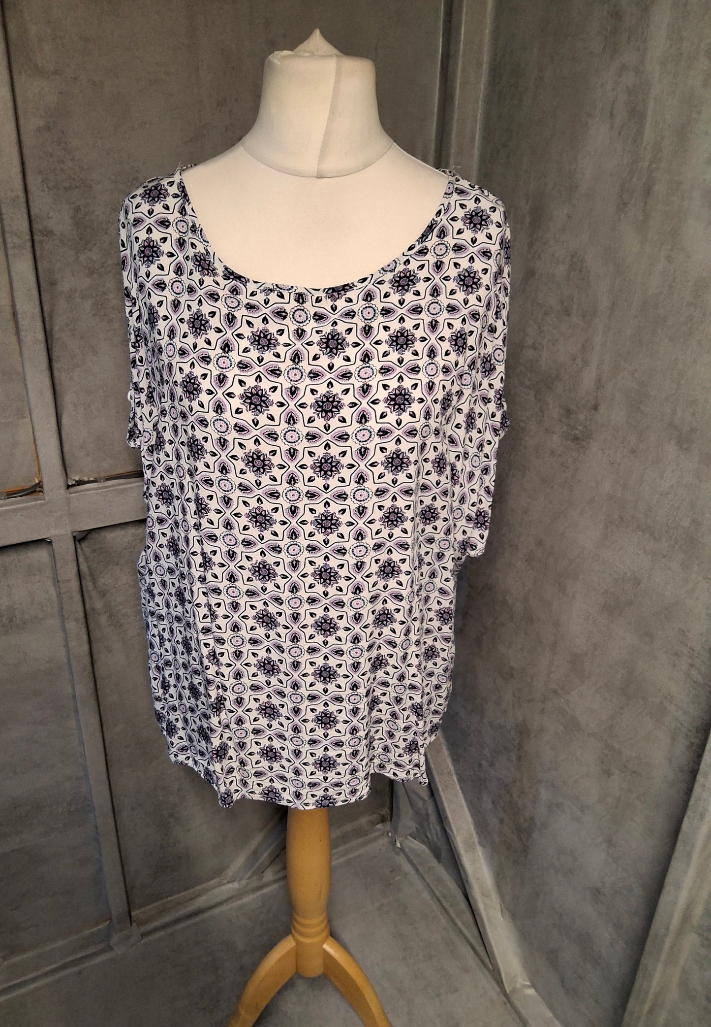 Primark White Patterned Tee with Sleeve Buttons โ Size 20 ๐๐ค