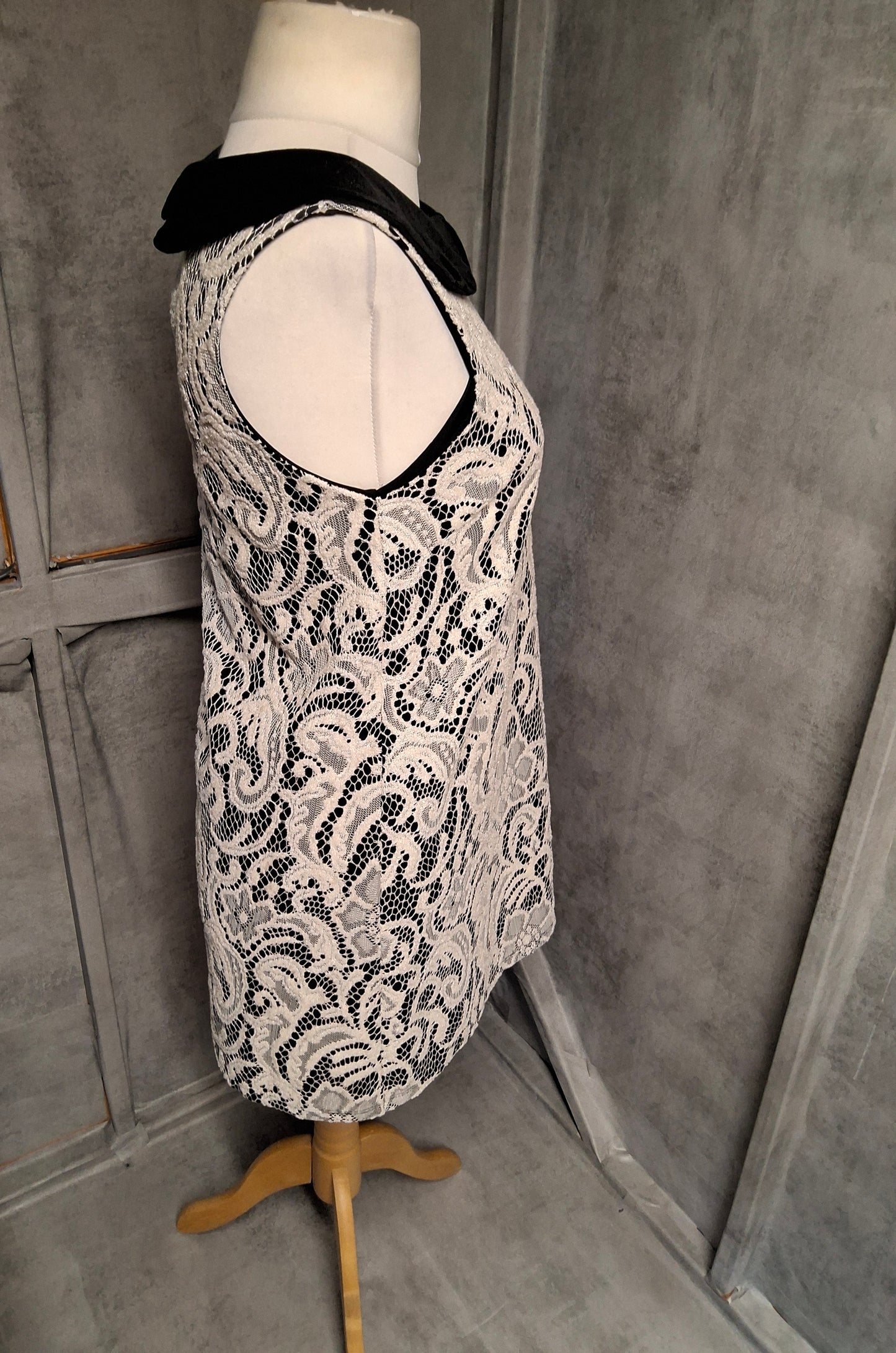 Topshop Black & White Lace Mini Dress with Velvet Collar ā Size 10 ā Chic Retro Style