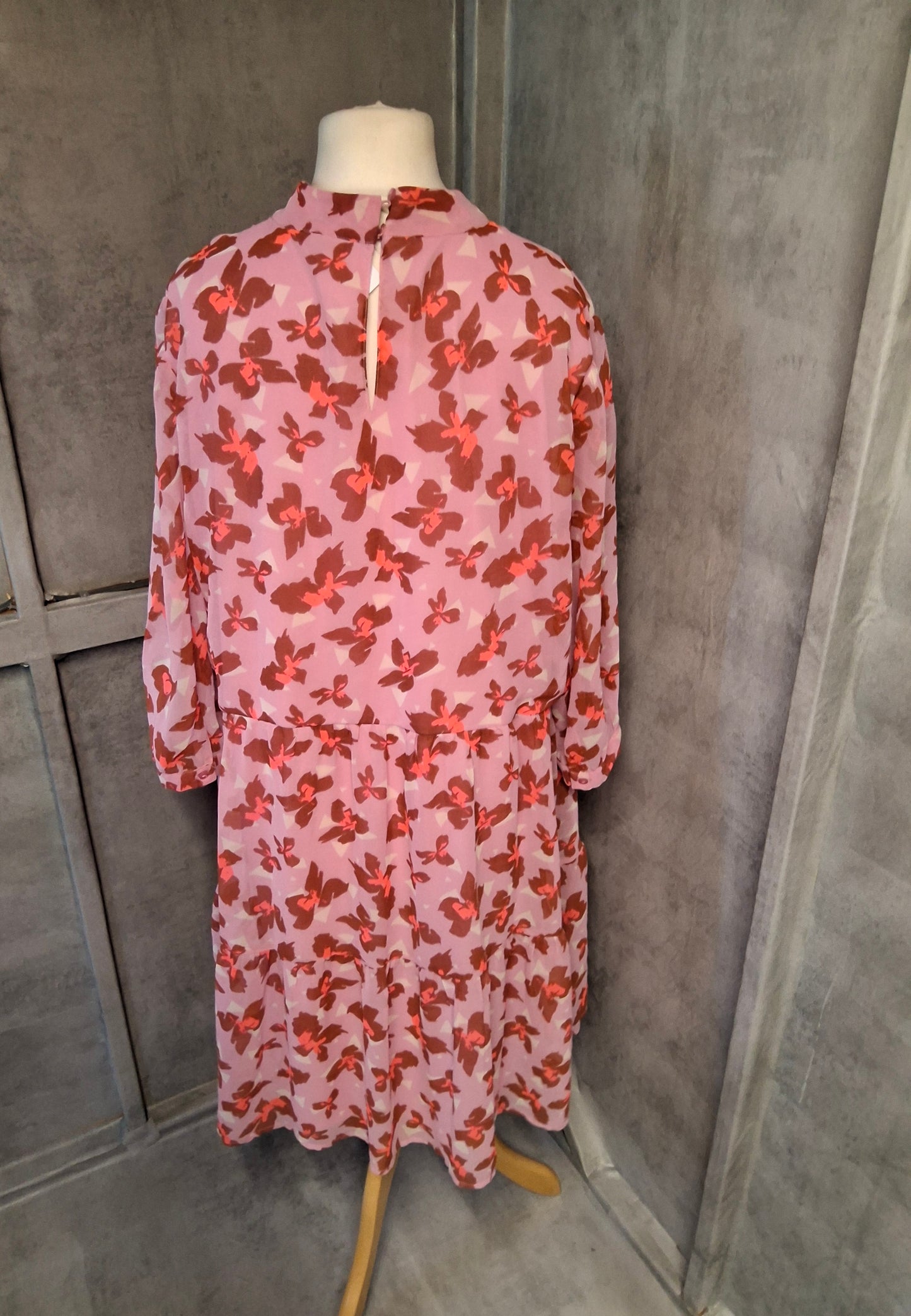 Vero Moda Pink Floral Floaty Dress โ Size 20/22 | Swishy, Sheer & Chic ๐ธ