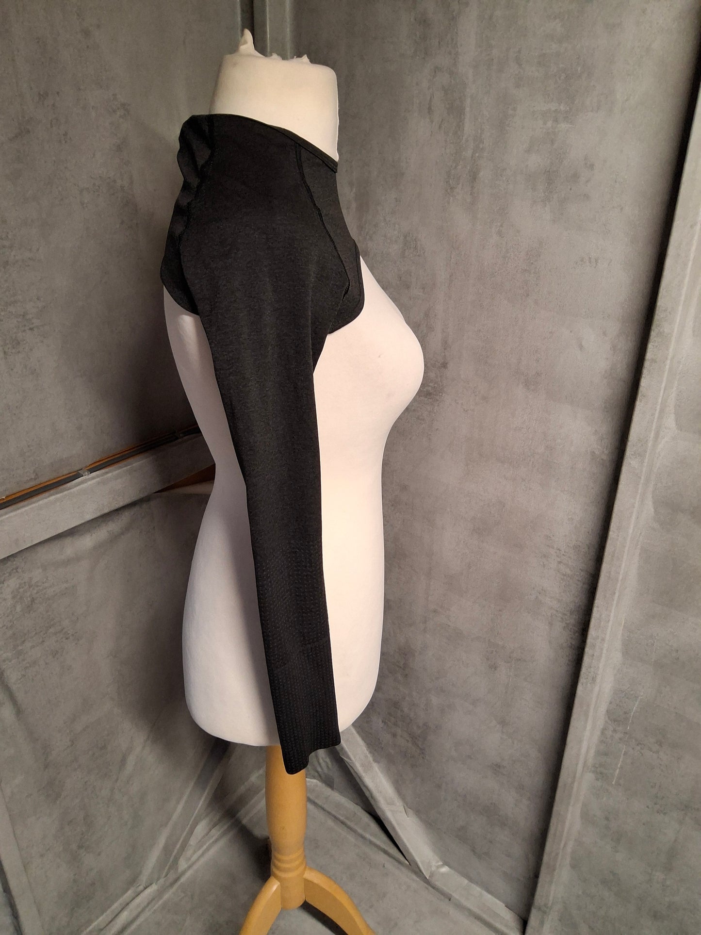 Gymshark Black Long Sleeve Shrug Crop Top – Size Small – Stretchy Lightweight Layer for Workouts
