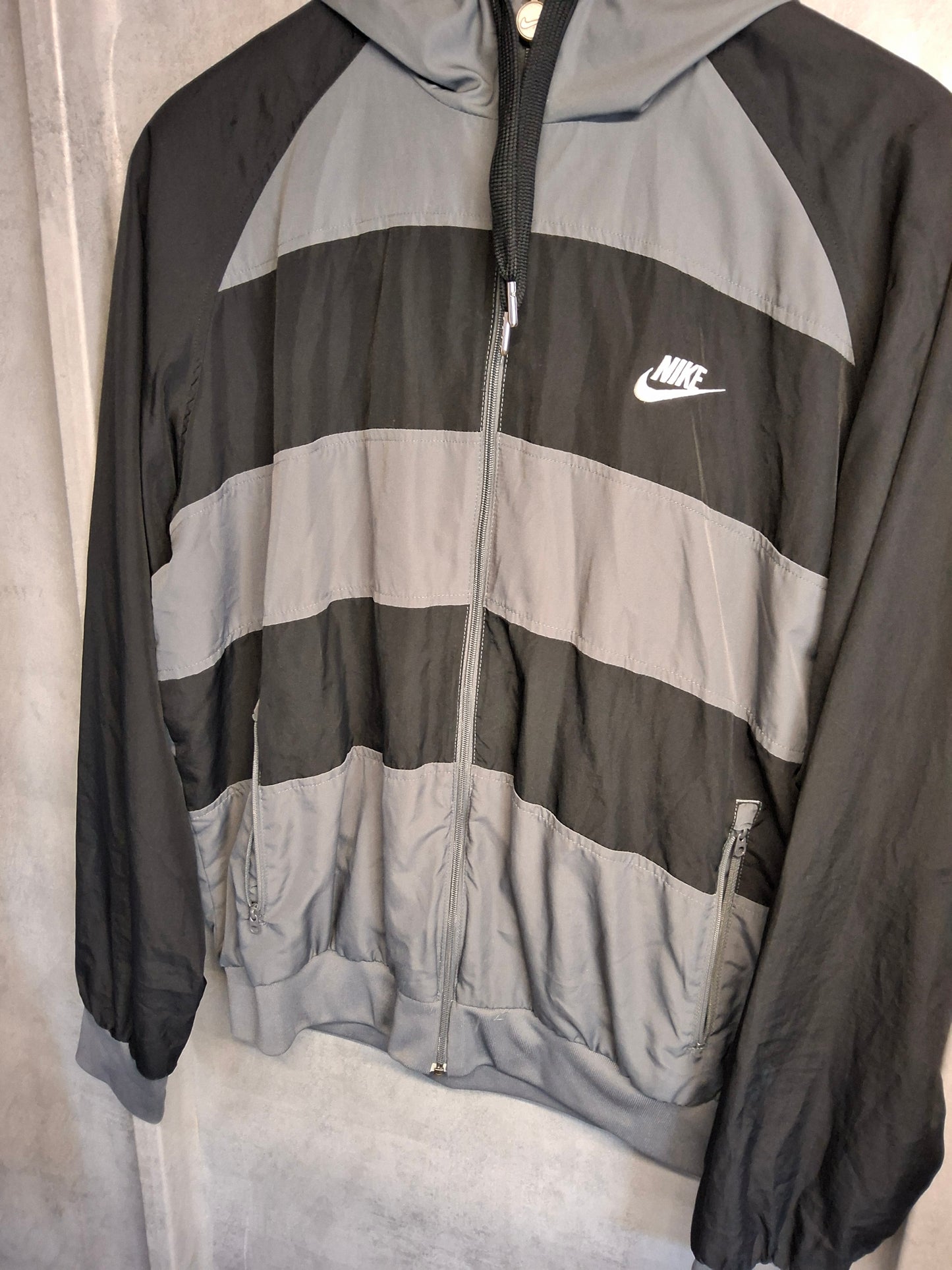Nike Black & Grey Hooded Zip-Up Jacket – Size L – Sporty & Street-Ready