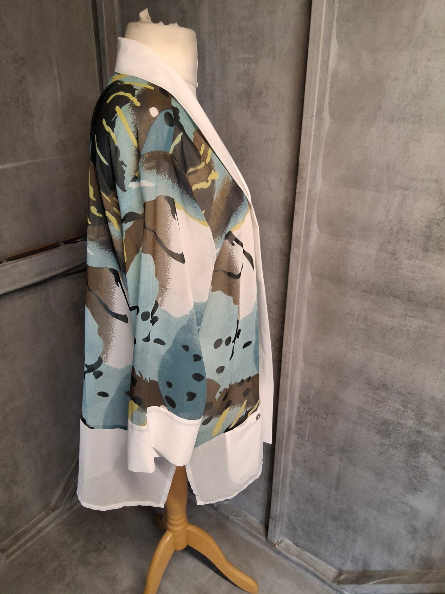 Abstract Print Kimono Jacket – Size L (size 16/20 Fit) – Artsy Layering Vibes
