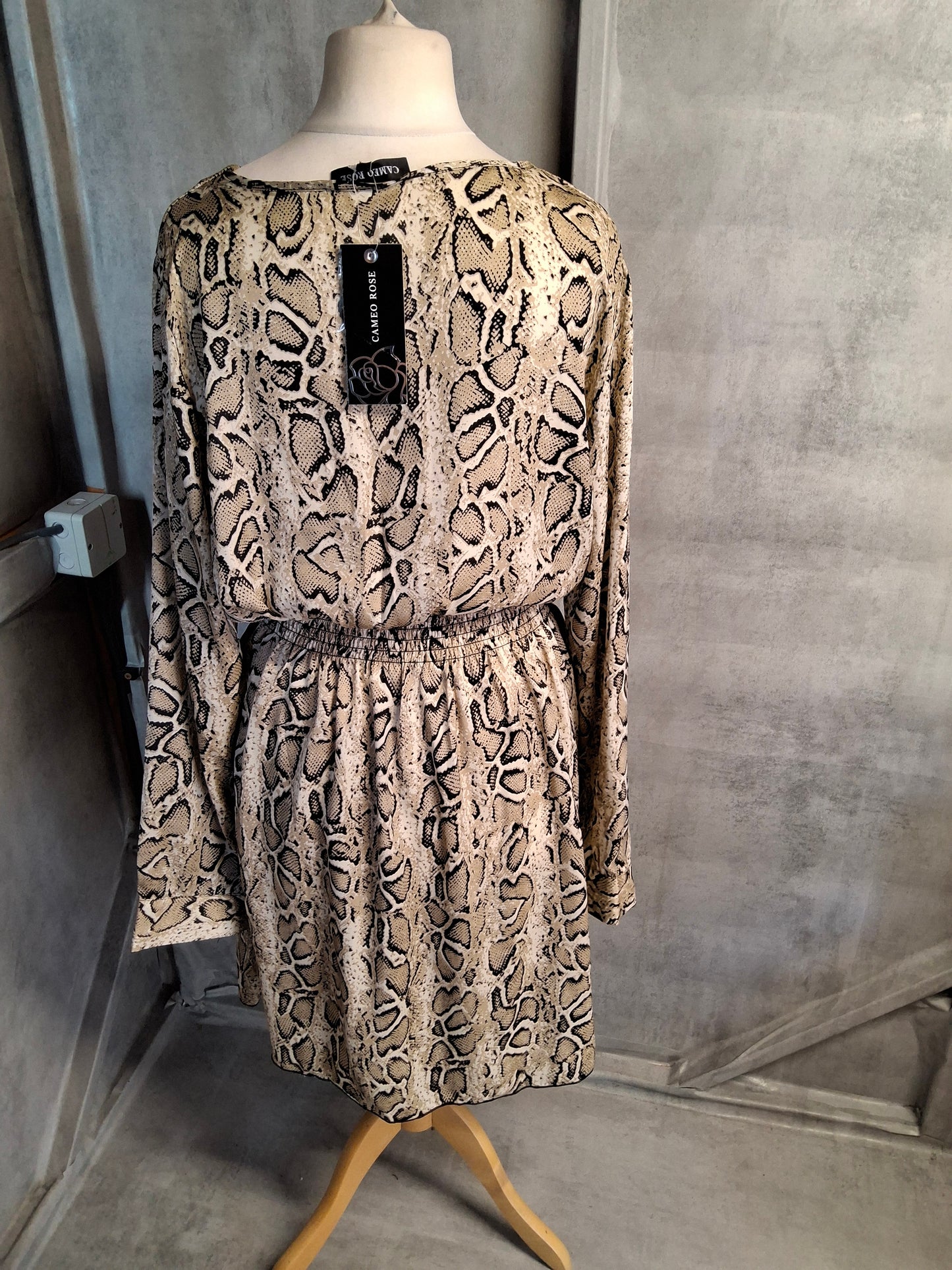 Cameo Rose Beige Snake Print Dress – Size 16 – Knee Length Statement