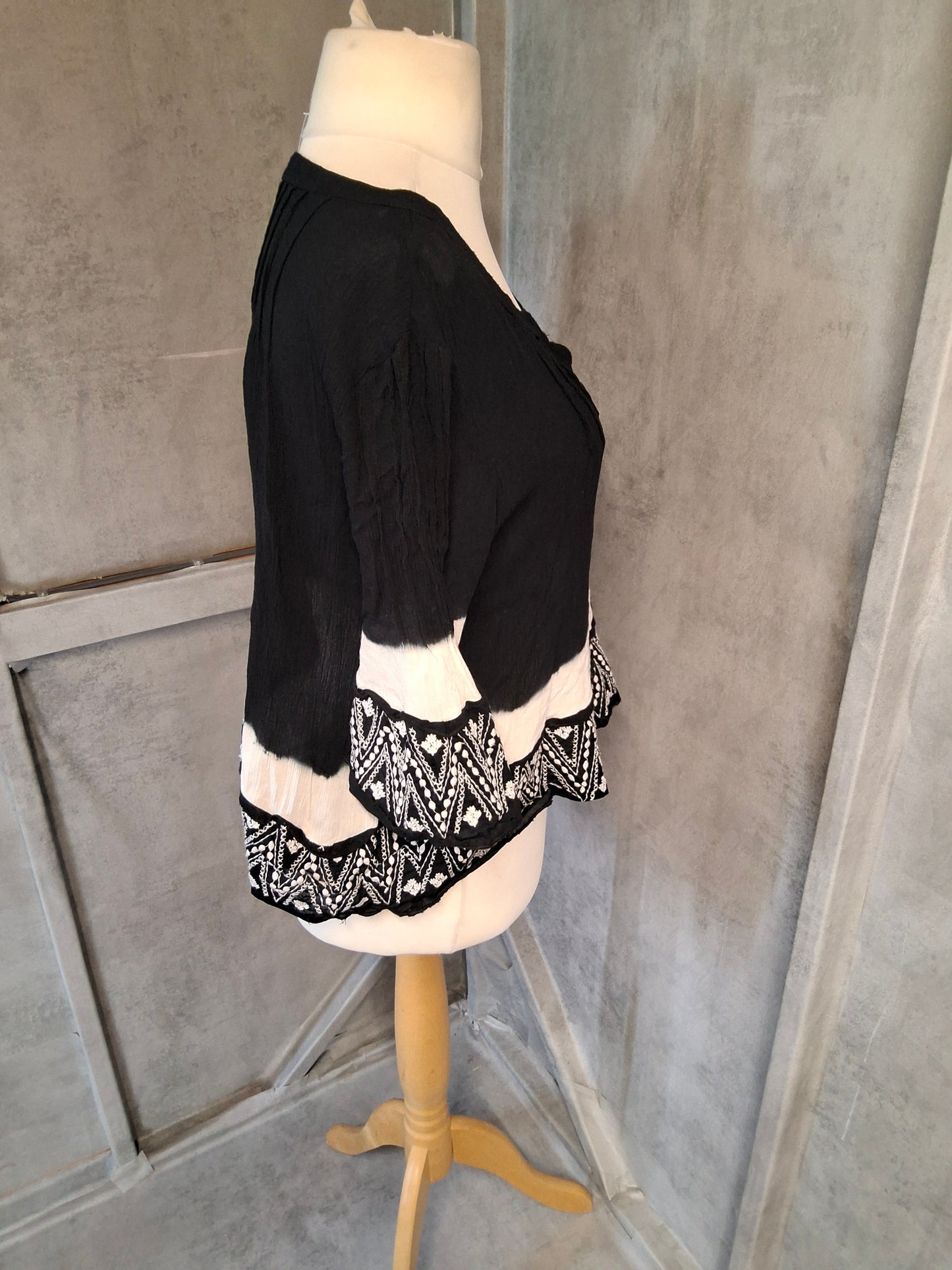 Monsoon Black & White Boho Flared Sleeve Top – Size S (size 8/10) – Viscose & Cotton