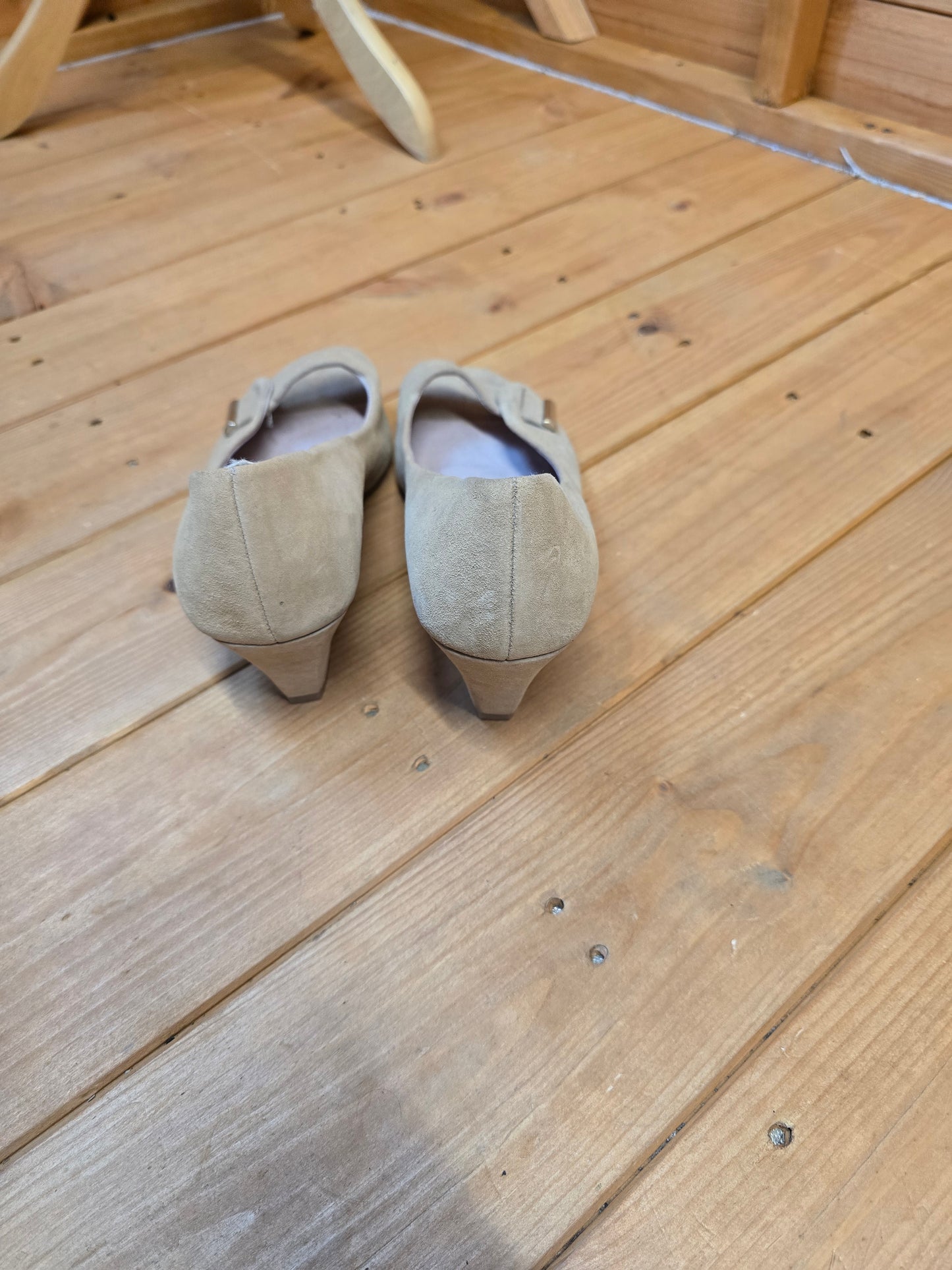Lotus peep toe beige suede small heel shoes size 5.5
