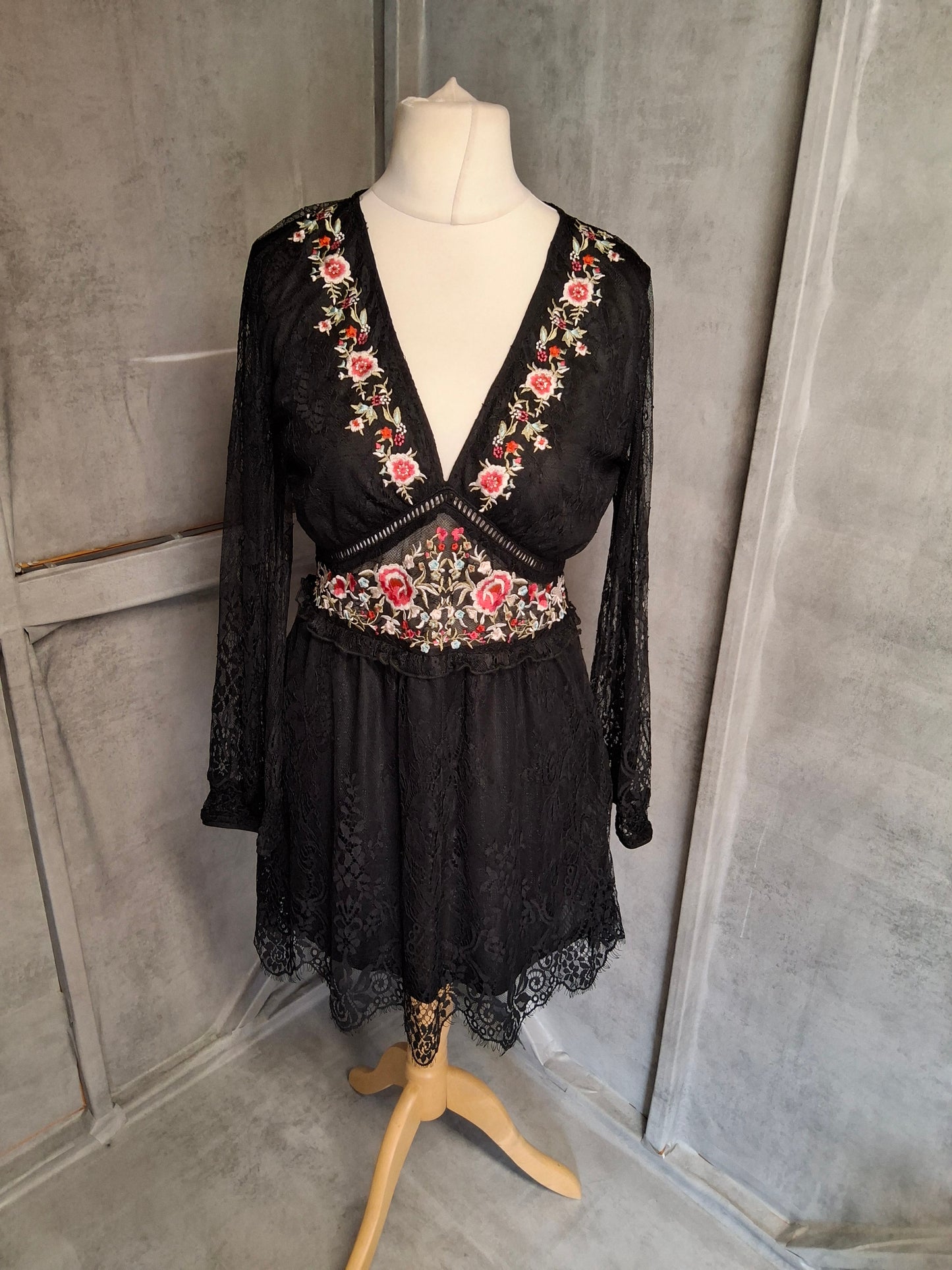 Topshop Black Lace Embroidered Dress – Size 12 – NWT RRP £39