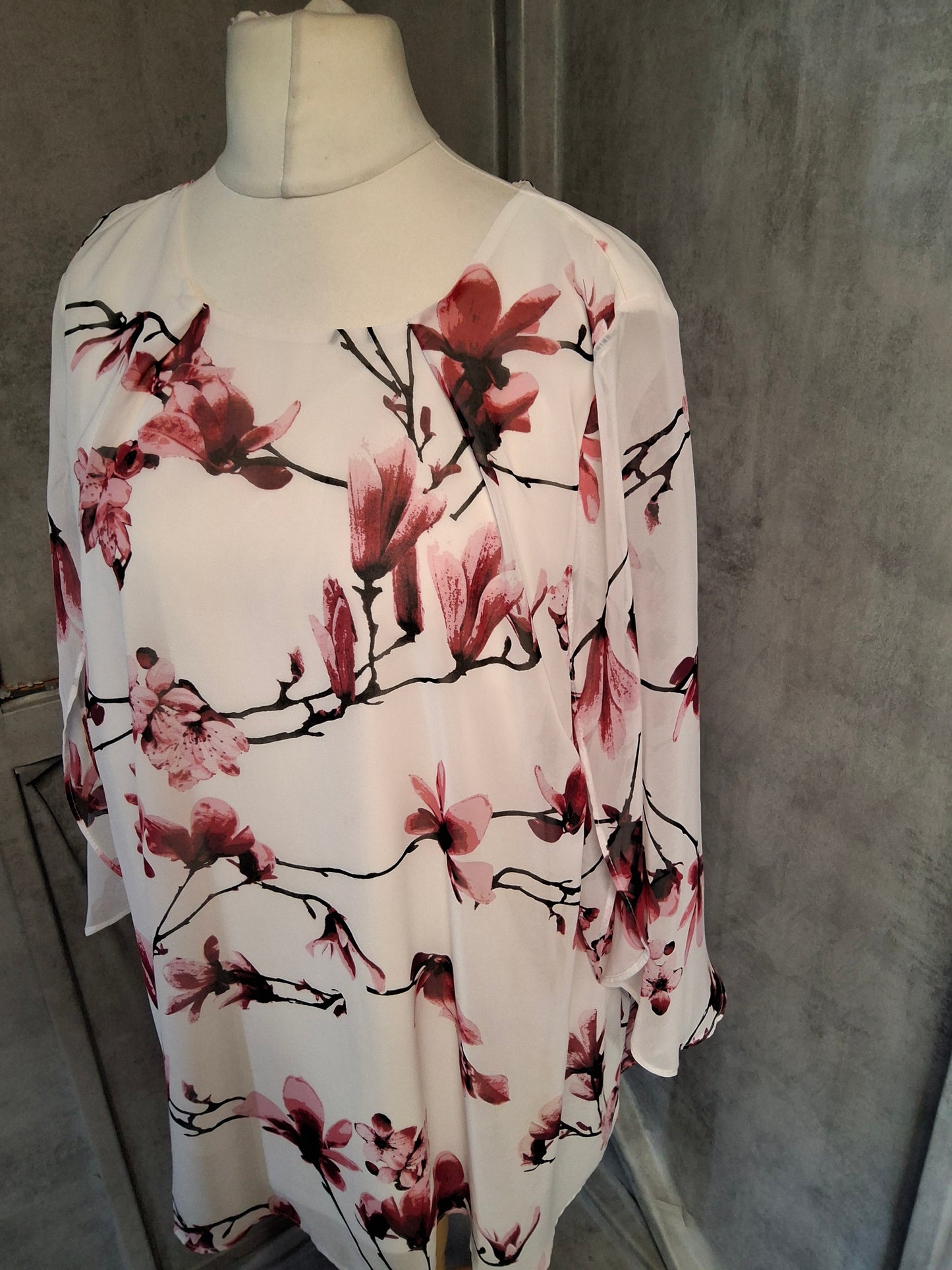 Bonmarché White & Red Floral Blouse – Size 22 | 3/4 Sleeve with Slit Detail | Lined
