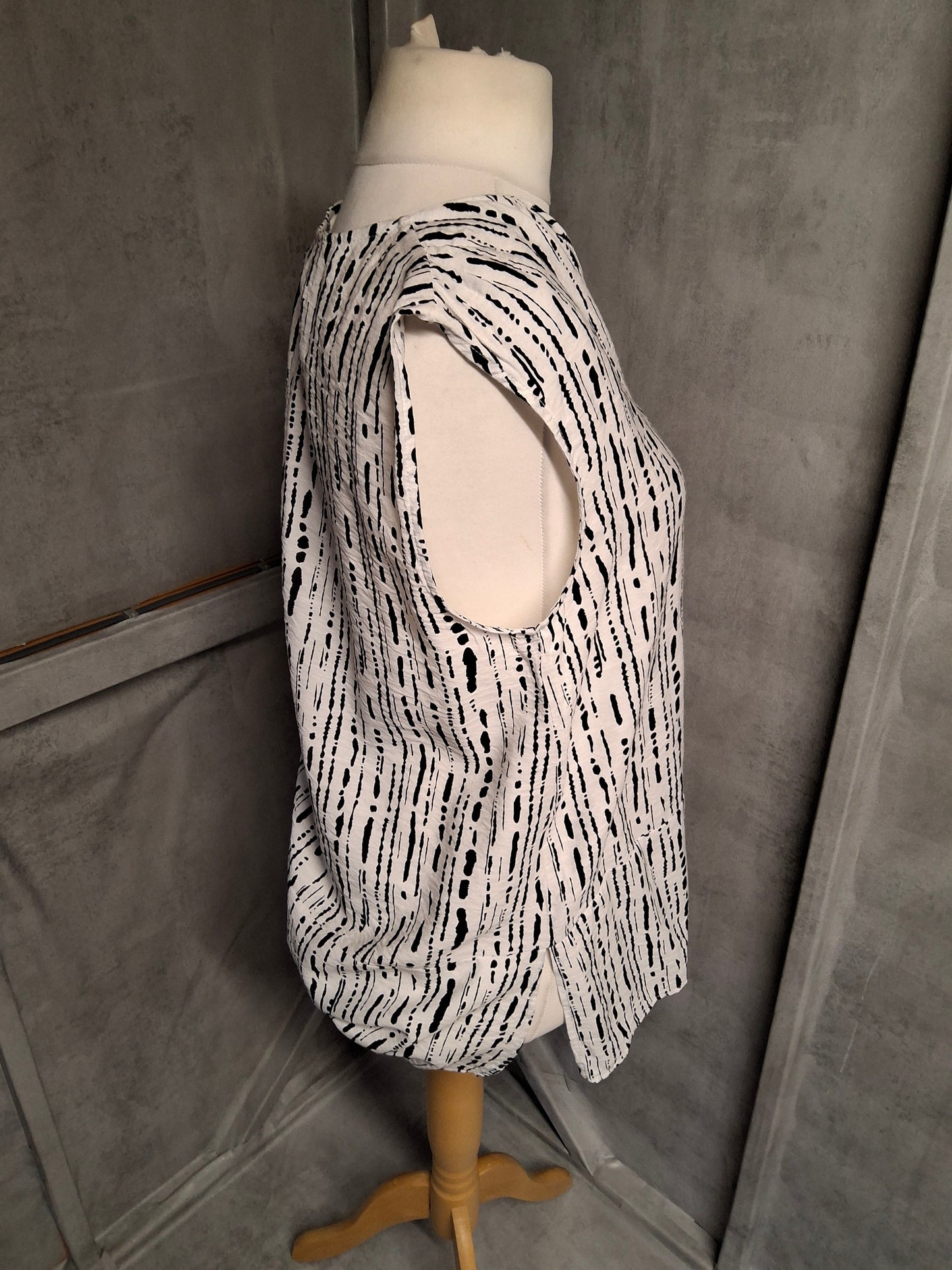 Primark Monochrome Dash Print Oversized Vest – Size 10