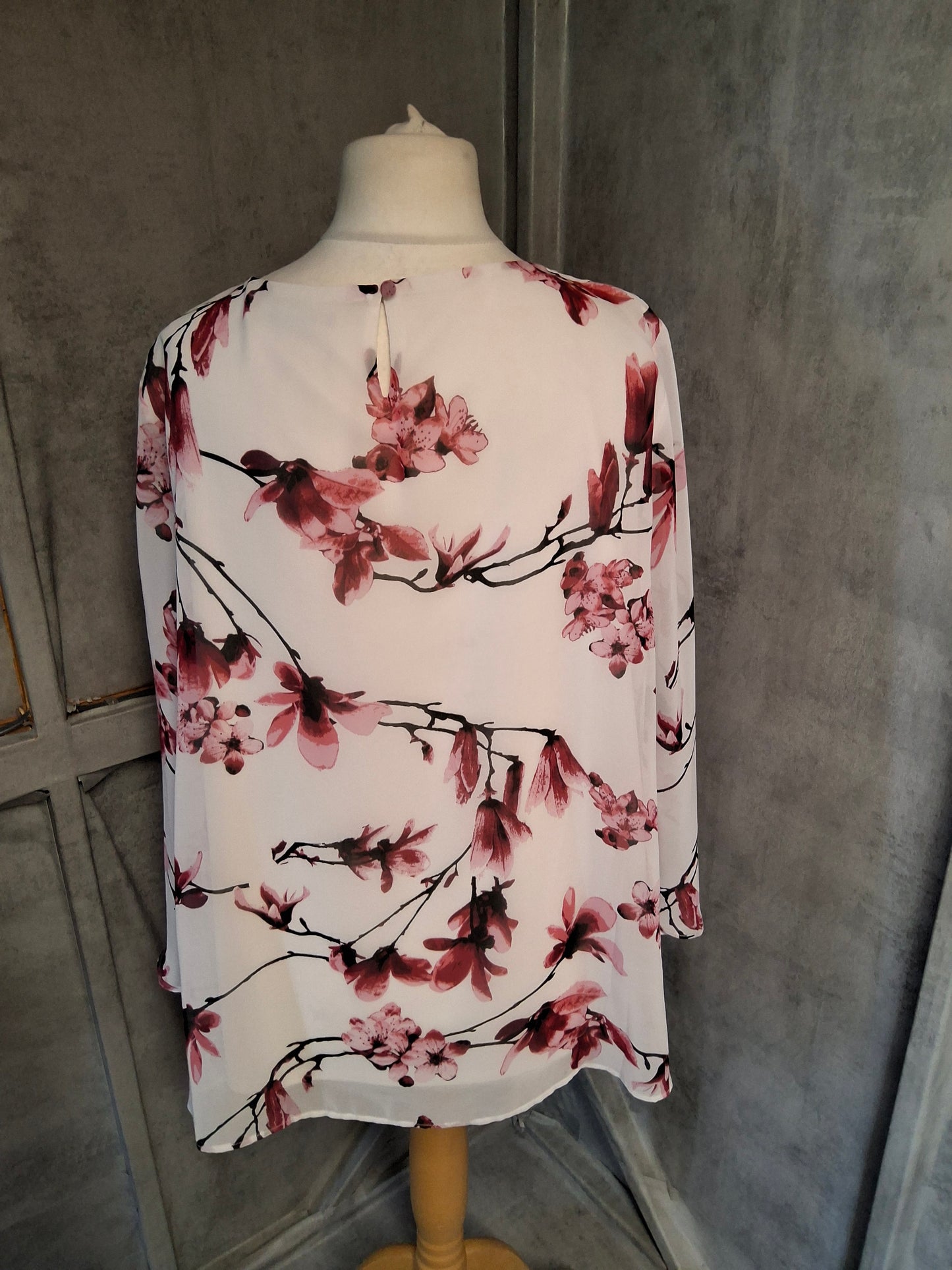 Bonmarché White & Red Floral Blouse – Size 22 | 3/4 Sleeve with Slit Detail | Lined