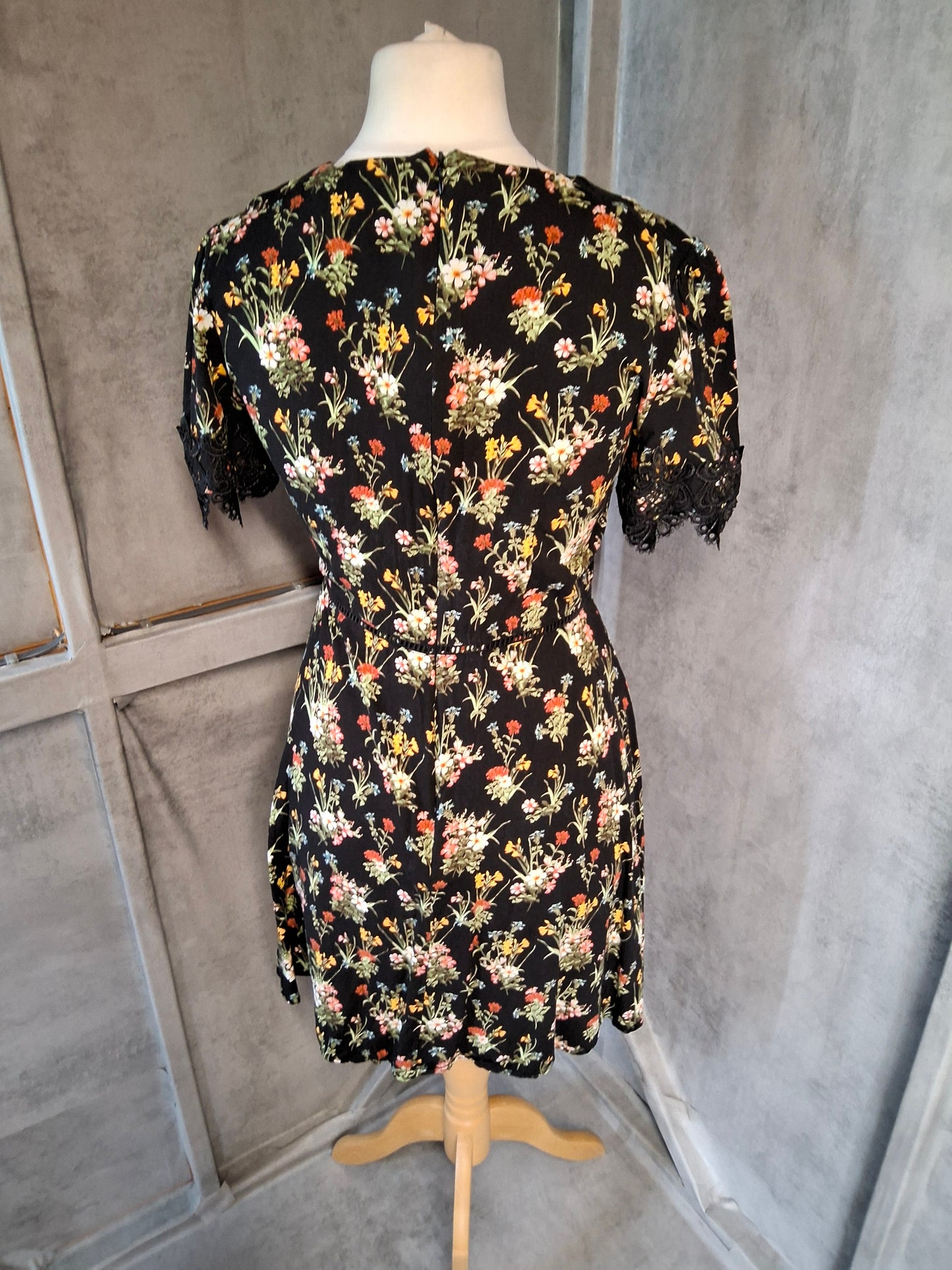 Oasis Black Floral Dress Size 10 – Lace Sleeves & Zip Back