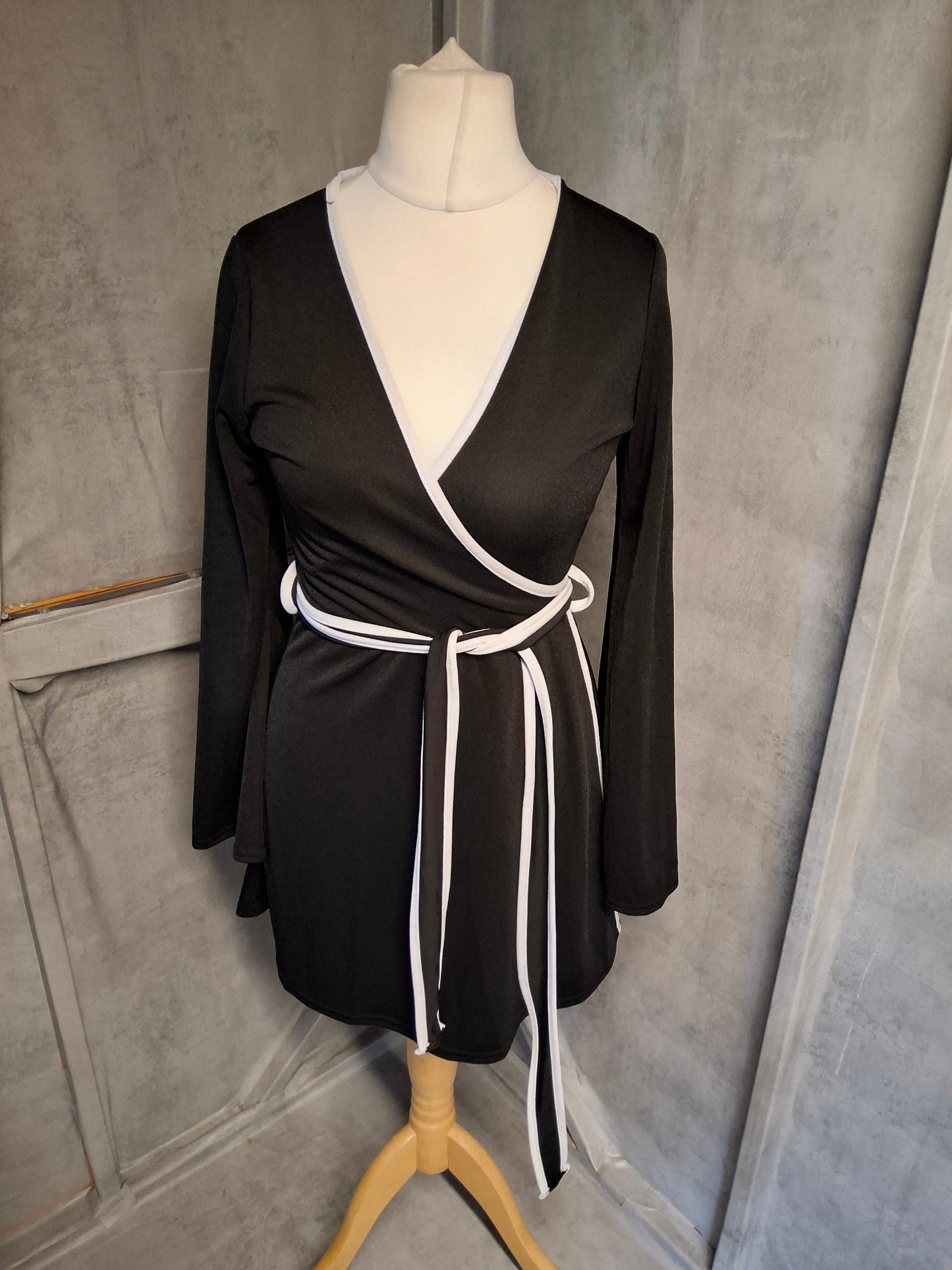 Boohoo Black & White Wrap Dress – Size 10 – Flared Sleeves, Belted Bodycon, Stretch