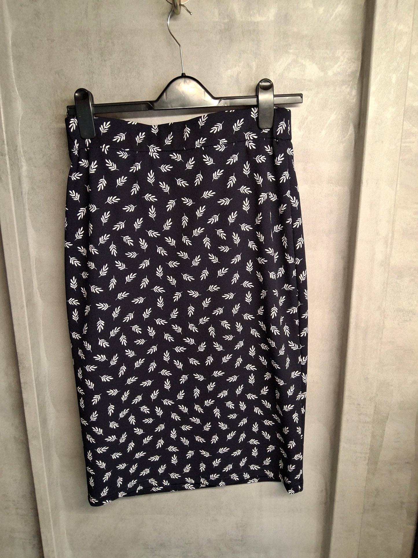 Bonmarché Navy & White Leaf Print Bodycon Skirt Size 10 – Knee Length