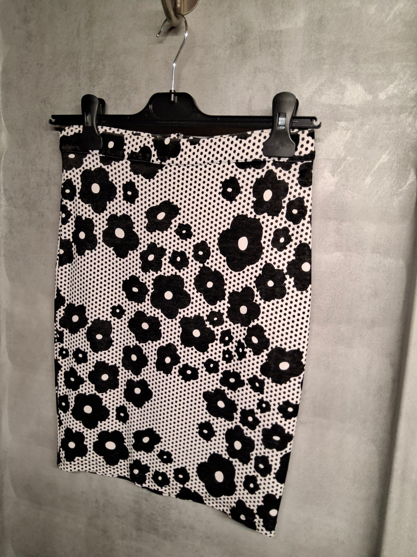 Topshop Black & White Floral Velvet Mini Skirt β Size 8 β Bodycon Style