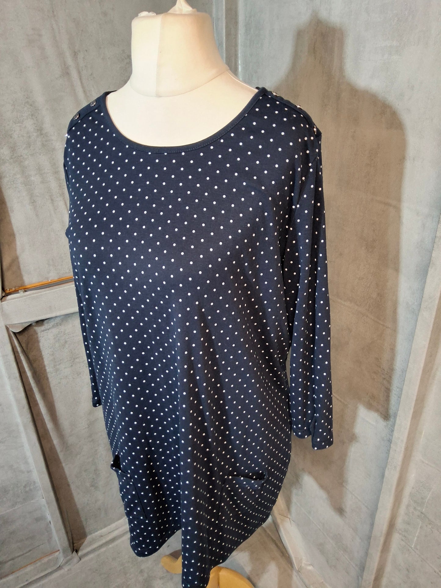 Bonmarché Navy & White Polka Dot Longline Top – Size 18 – With Pockets