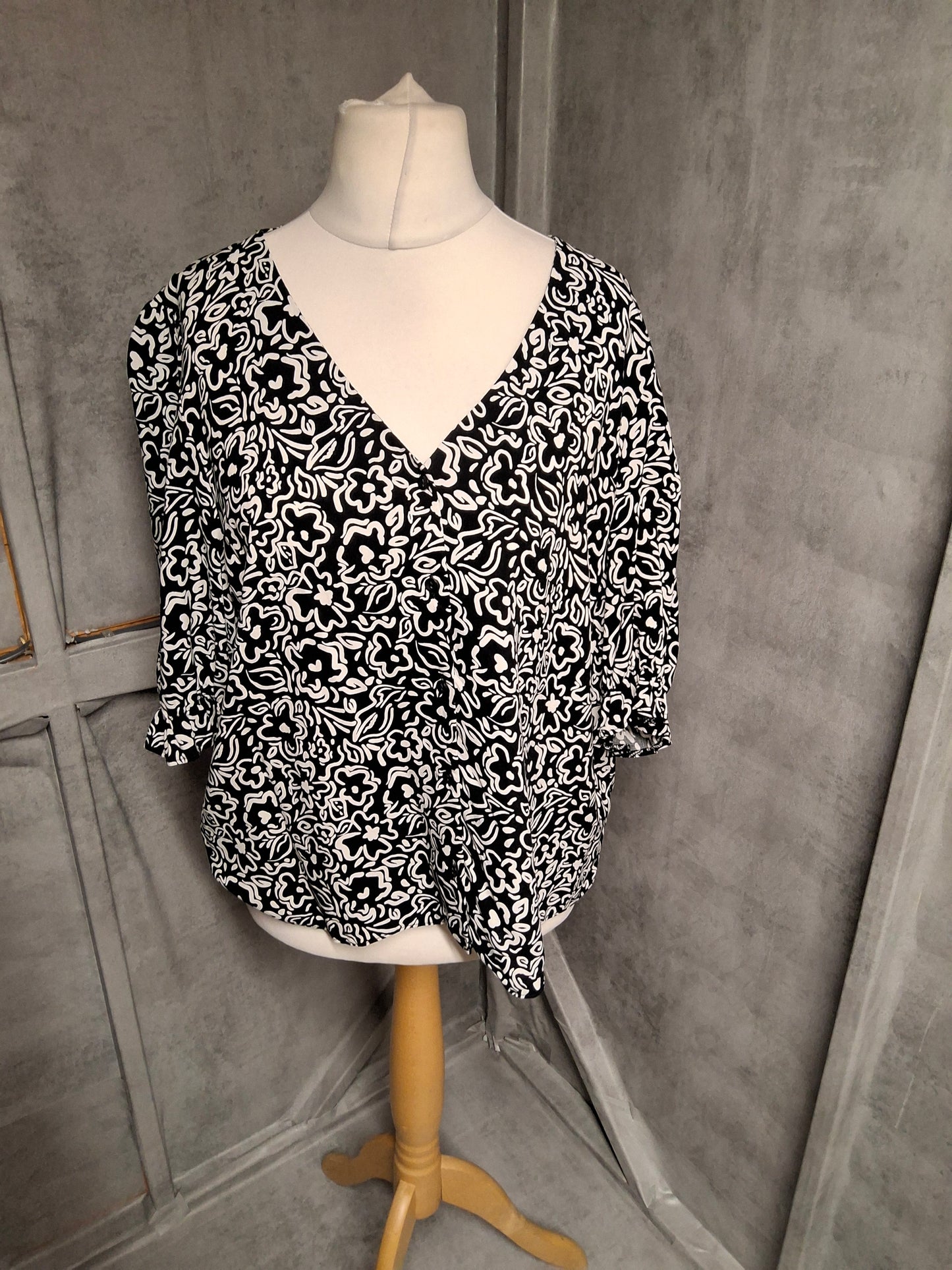 New Look Black & White Floral V-Neck Blouse – Size 16
