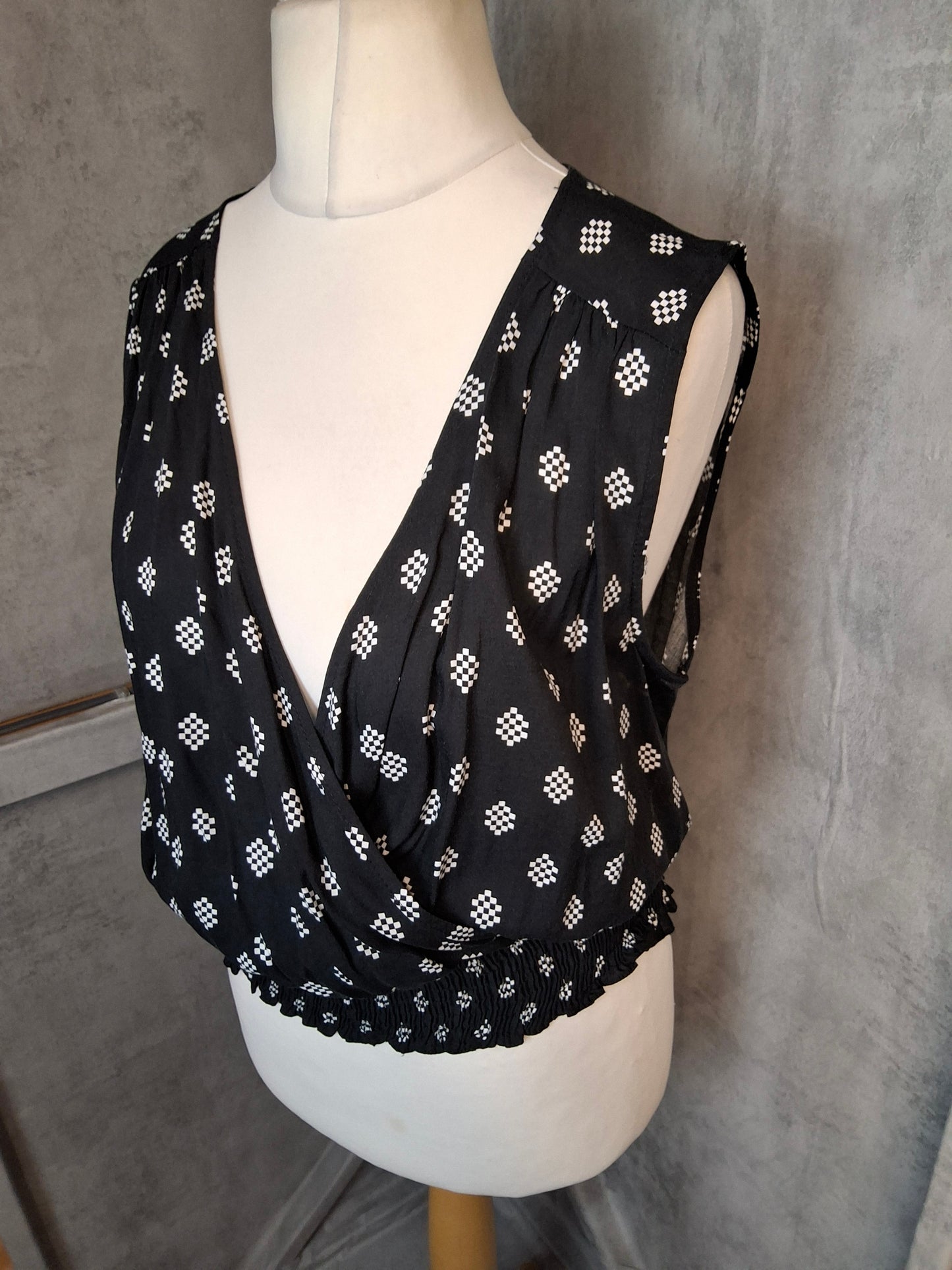 George Black & White Sleeveless V-Neck Top | Size 14 | NWT | Flattering Elasticated Fit