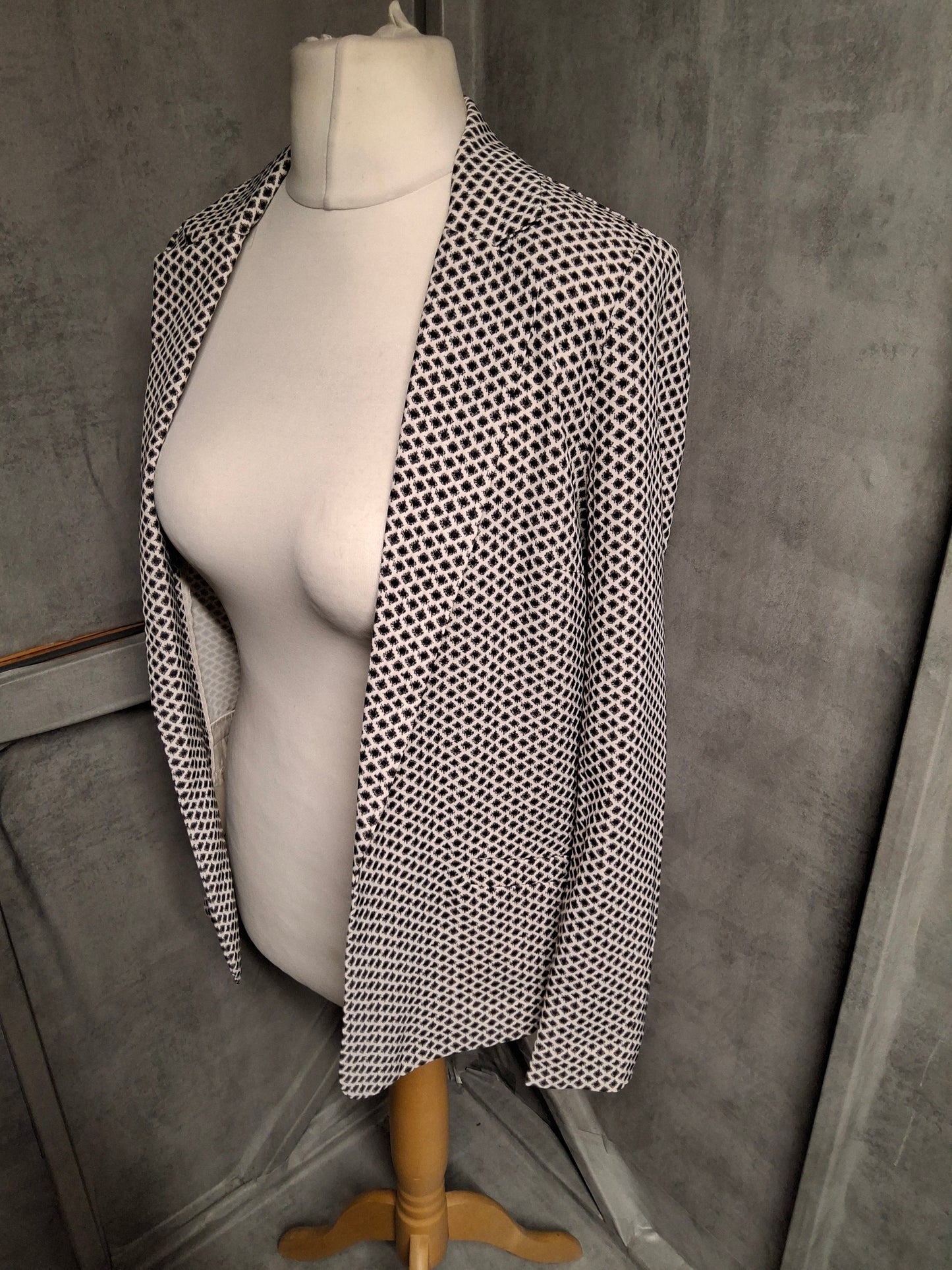 H&M Black & White Geometric Print Blazer – Size 8 – Tailored Monochrome Style