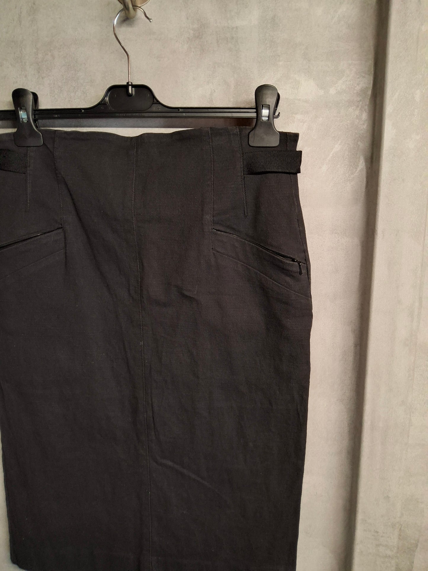Full Circle Black Knee-Length Skirt with Zip Pockets – Size 10/12