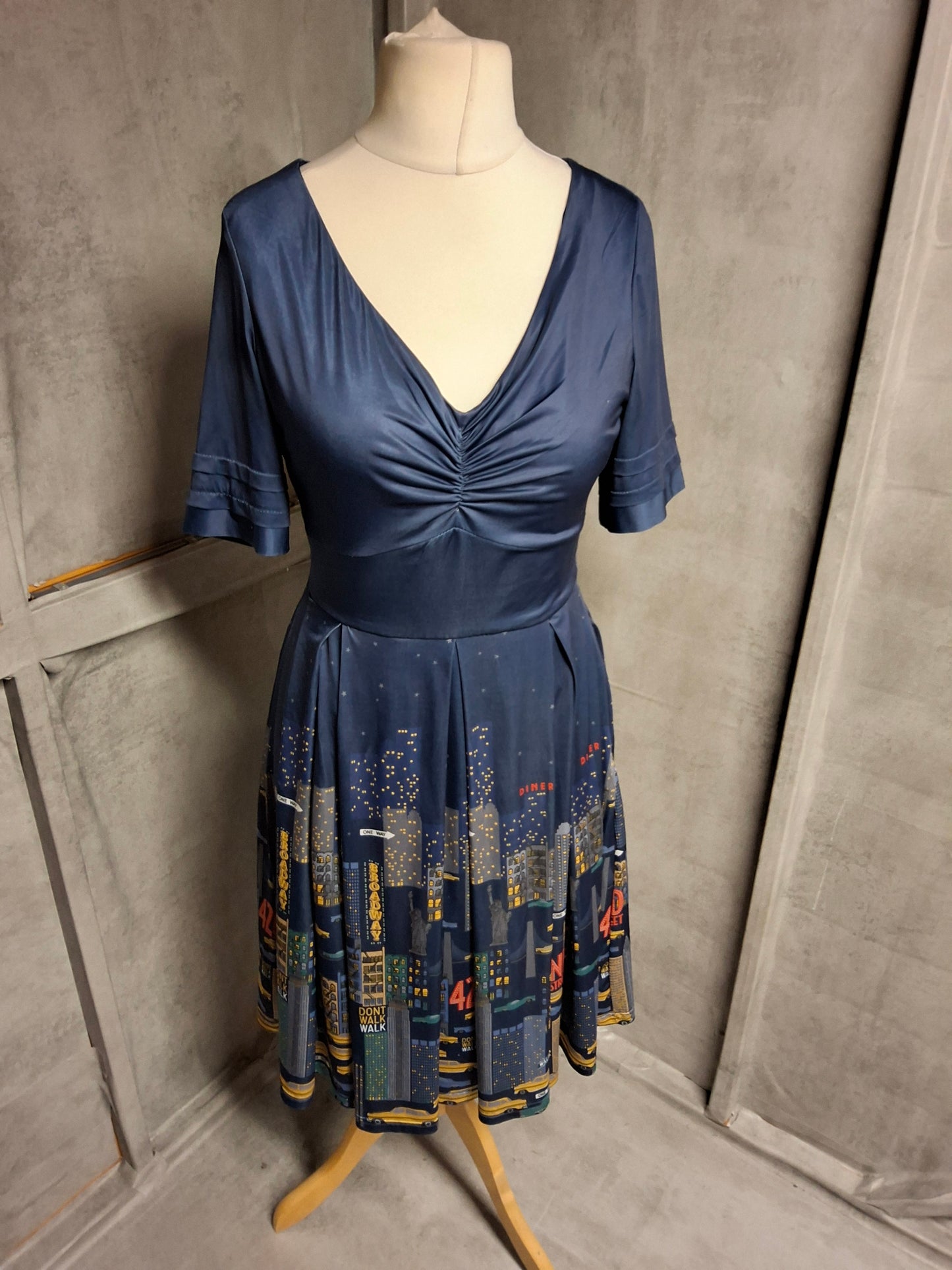 Lindy Bop Navy New York Print Midi Dress ā Size 10 ā Ruched Bust & Lined