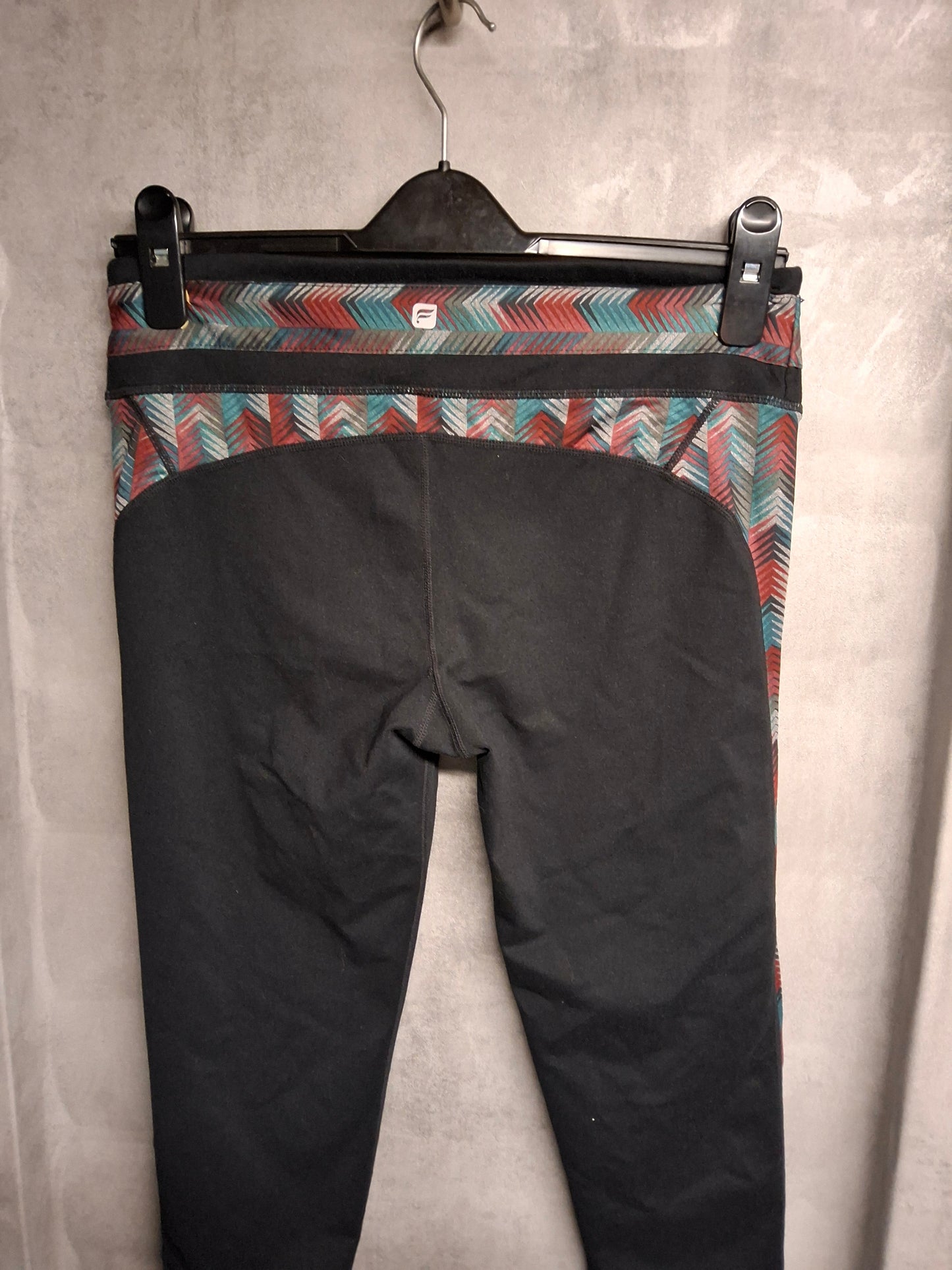 Fabletics Cropped Gym Leggings – Size M (UK size 10/12) – Black with Bold Colourblock Sides